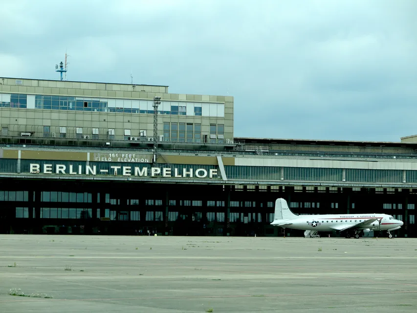 9_tempelhof-flugzeug.jpg