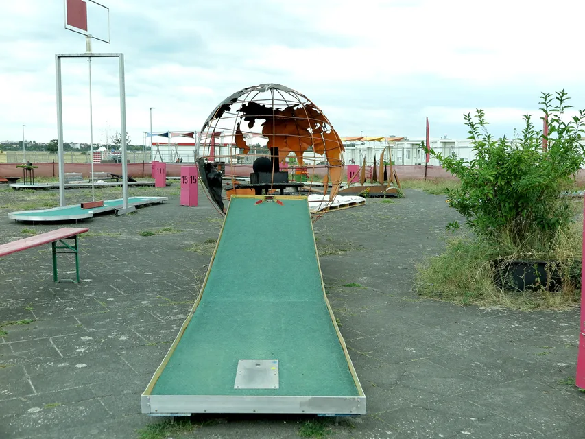 14-tempelhof-kunst-minigolf.jpg