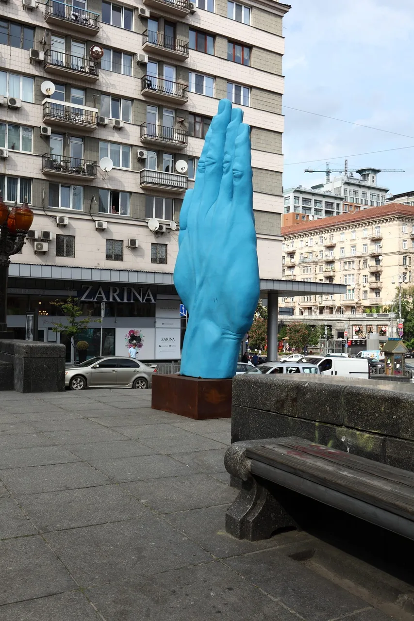 Blaue Hand Kiew Zita Oberwalder