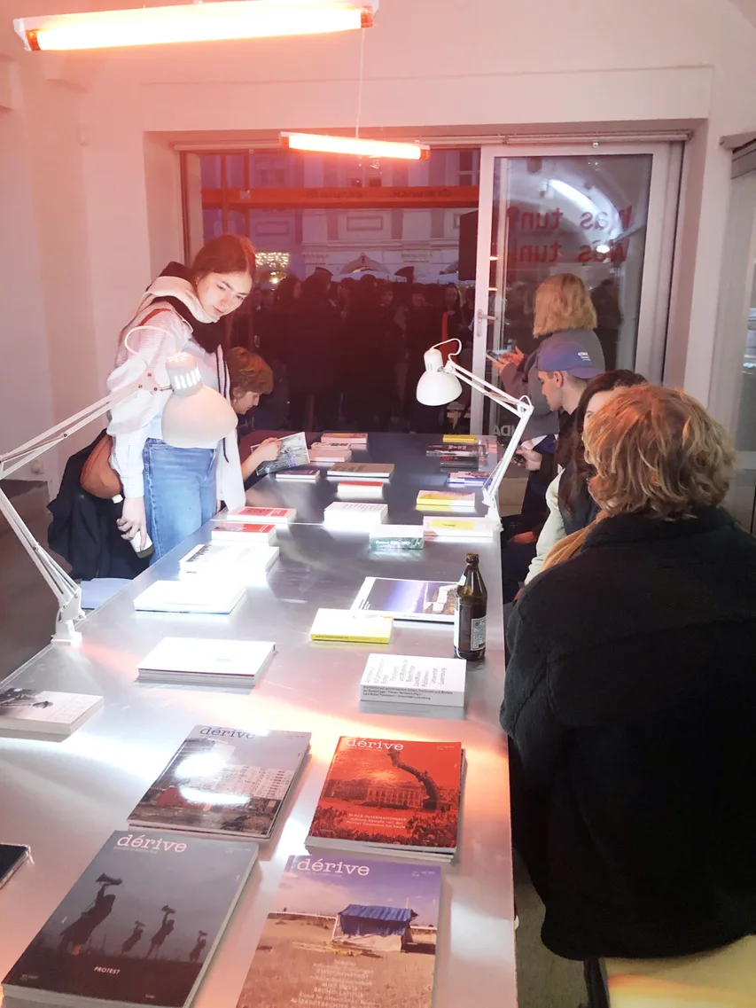 Menschen am Büchertisch © sv