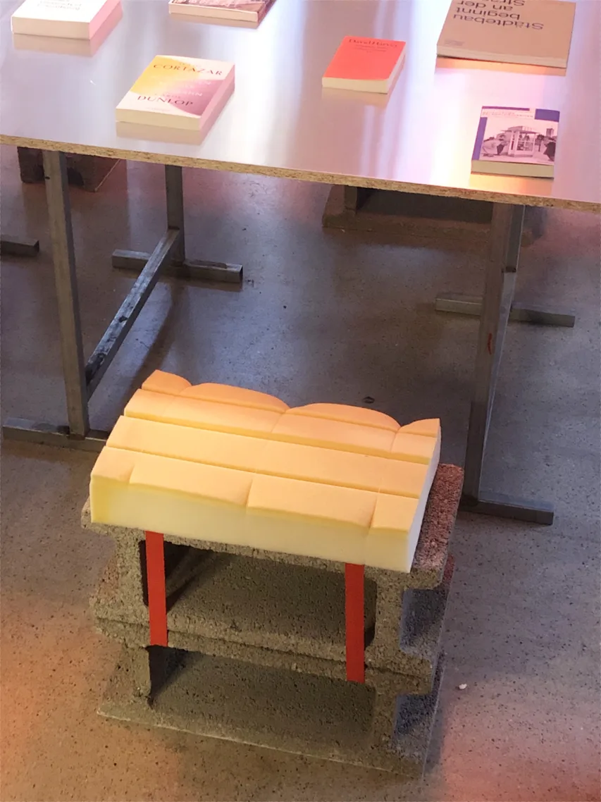 Sitz mit Schaumstoff, banale potenziale, Ausstellung HDA, 2025, © sv