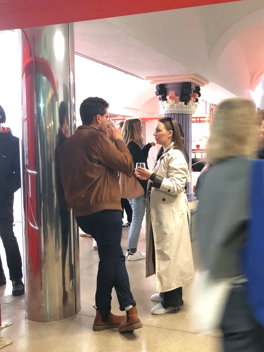 Menschen an einer Spiegelsäule, banale potenziale, Ausstellung HDA, 2025, © sv