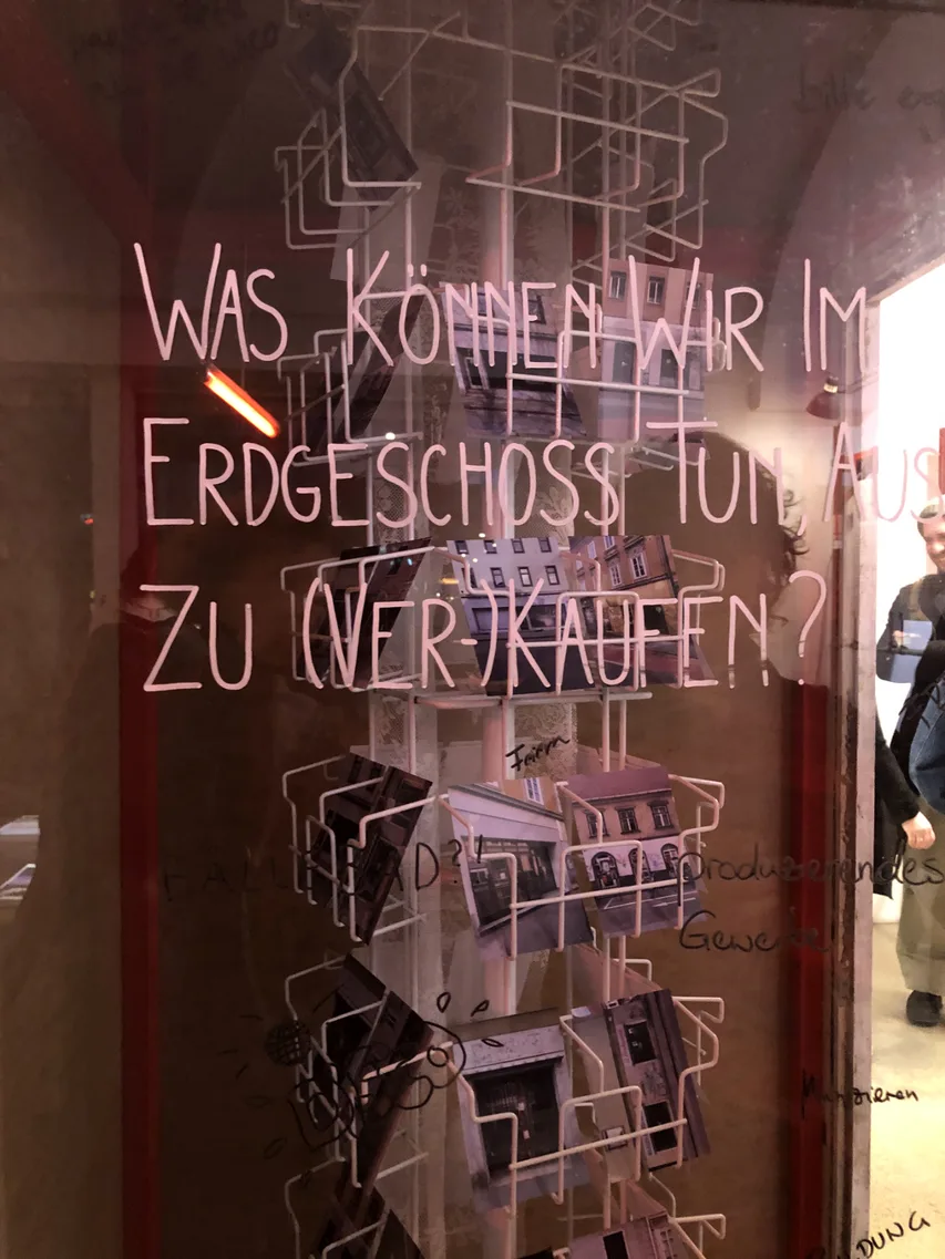 Schrift auf Fenster, banale potenziale, Ausstellung HDA, 2025, © sv