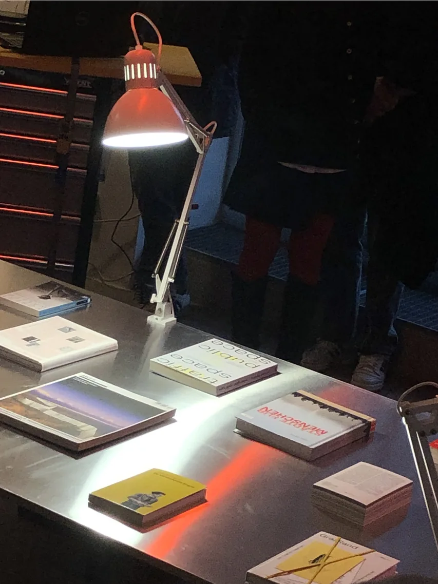 Tischlampe und Büchertisch, banale potenziale, Ausstellung HDA, 2025, © sv