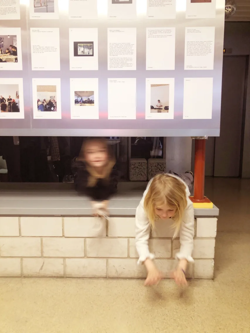 Plakatwand, zwei spielende Kinder, banale potenziale, Ausstellung HDA, 2025, © sv