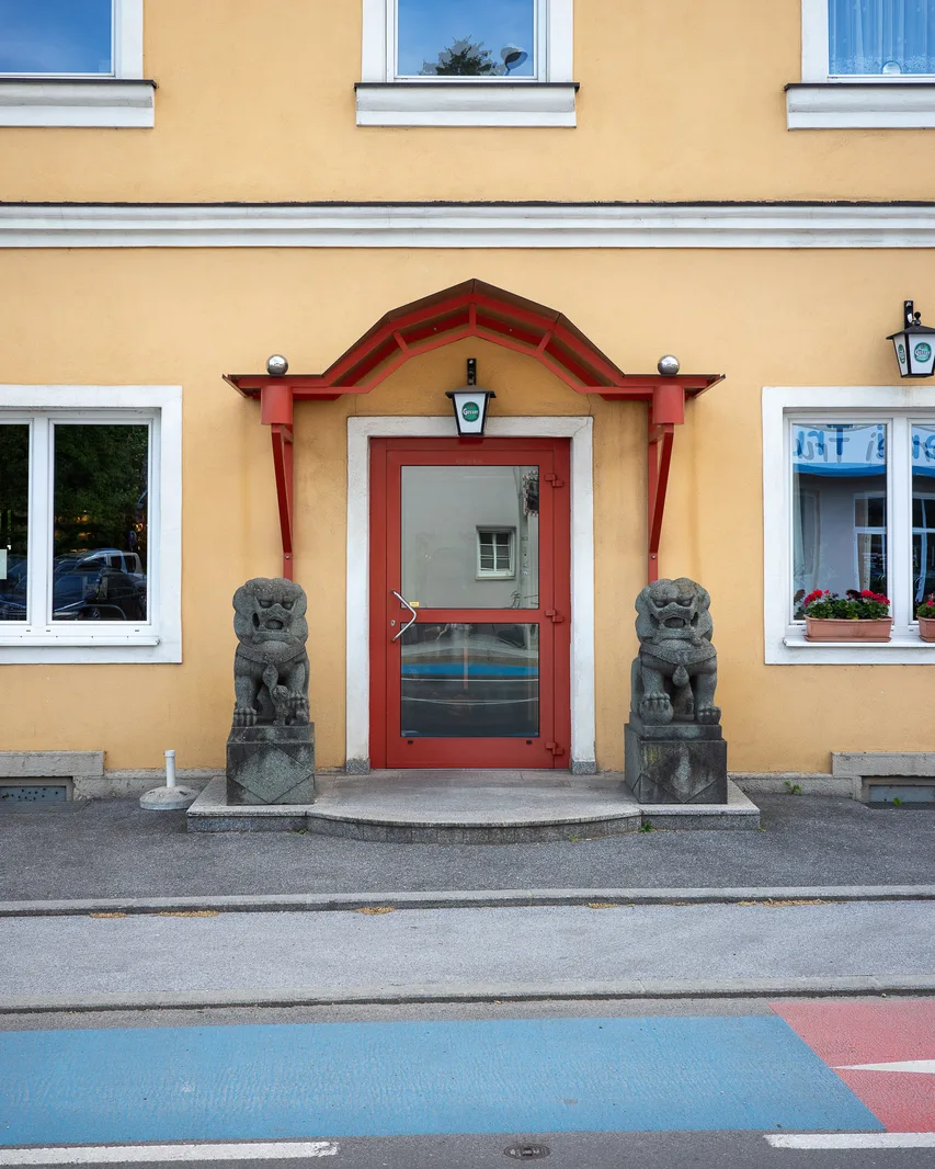 Löwenfiguren vor einem gelben Gebäude