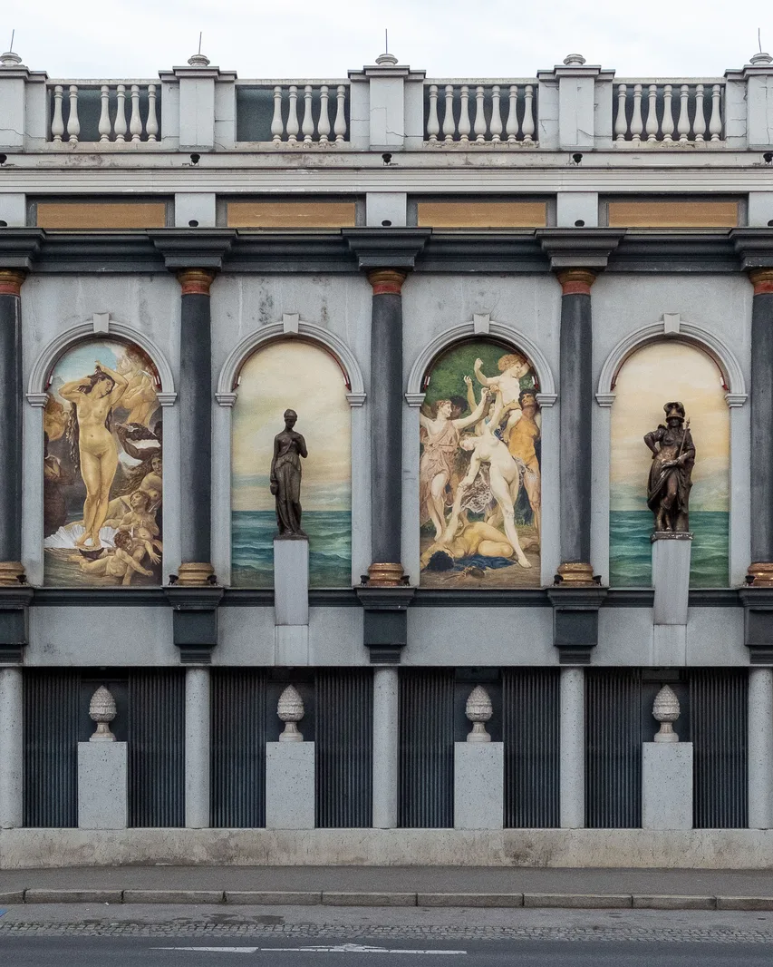 Antike Figuren und Fresken auf einer antikisierenden Fassade