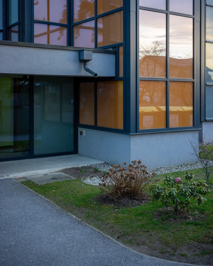 Bild des Eingangs in ein Gebäude mit mehrfarbigen Fassadenelementen