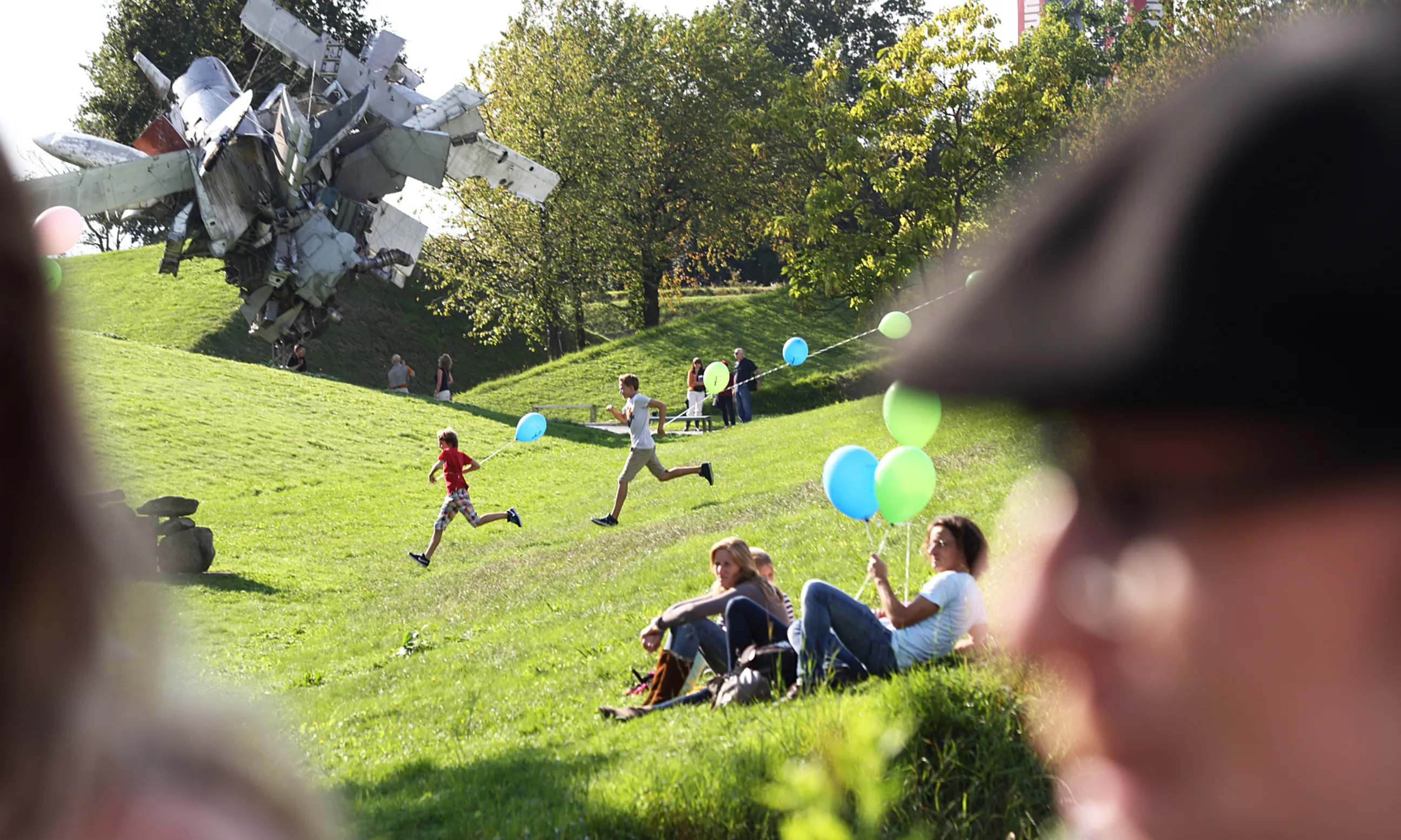 © J.J. Kucek Zwei Kinder laufen auf einer Wiese