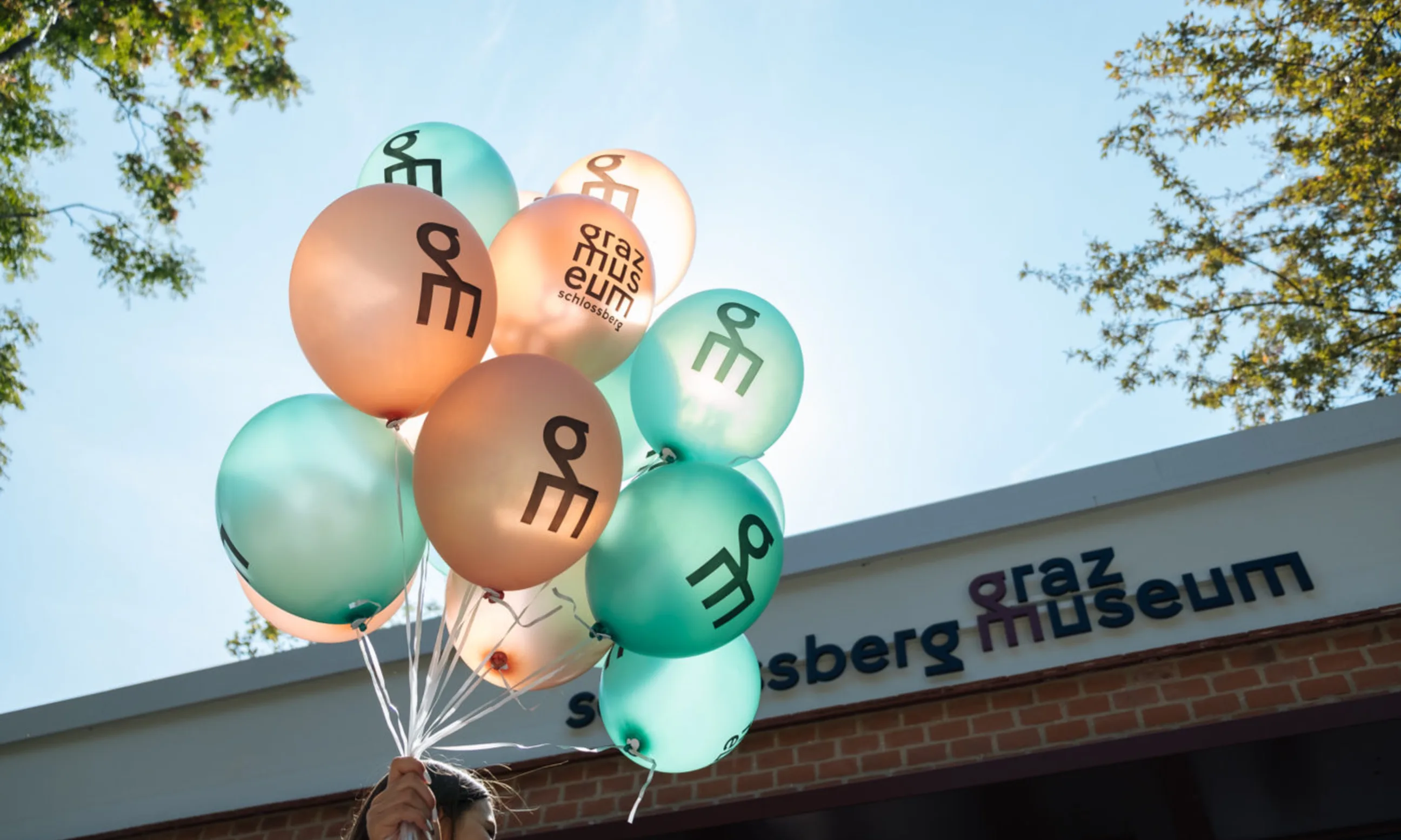 © Lena Prehal Luftballoons, im Hintergrund die Aufschrift GrazMuseum Schlossberg