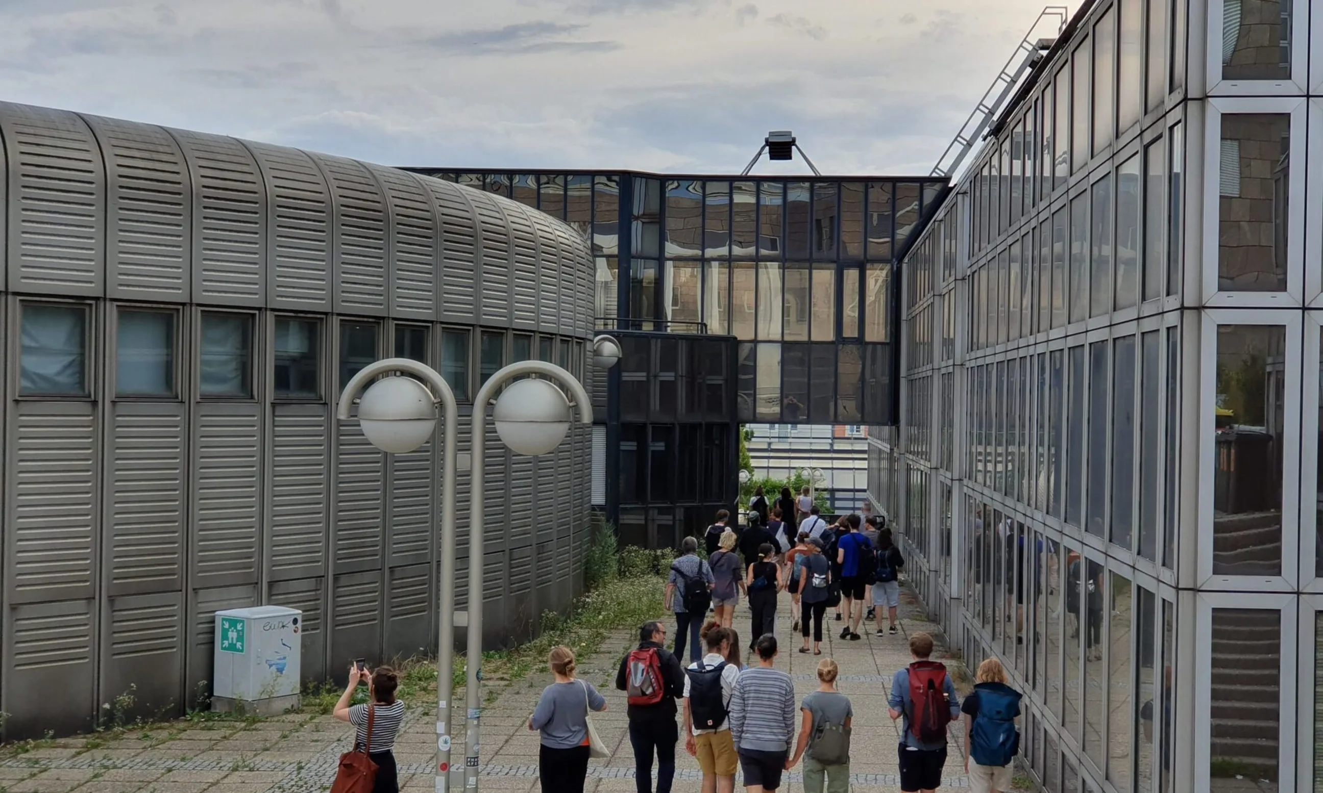 Allianz alte WU, IG Architektur und Kollektiv Raumstation führen und fragen, ob in Zeiten der Klimakrise Gebäude überhaupt noch abgerissen werden dürfen?© Raumstation