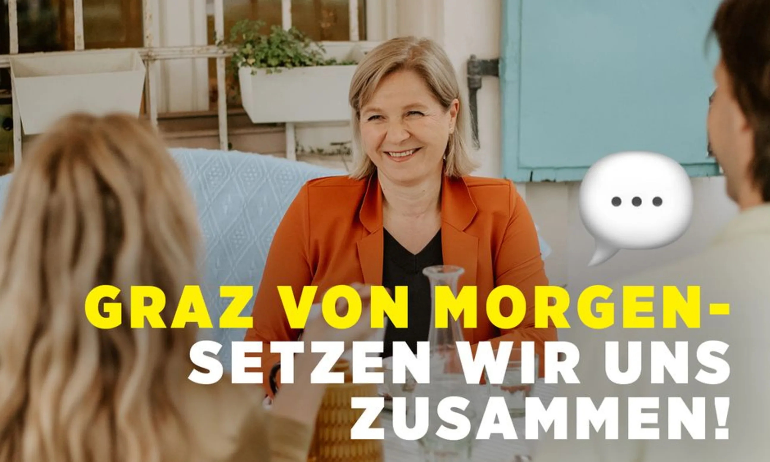 Judith Schwentner auf einem Sofa