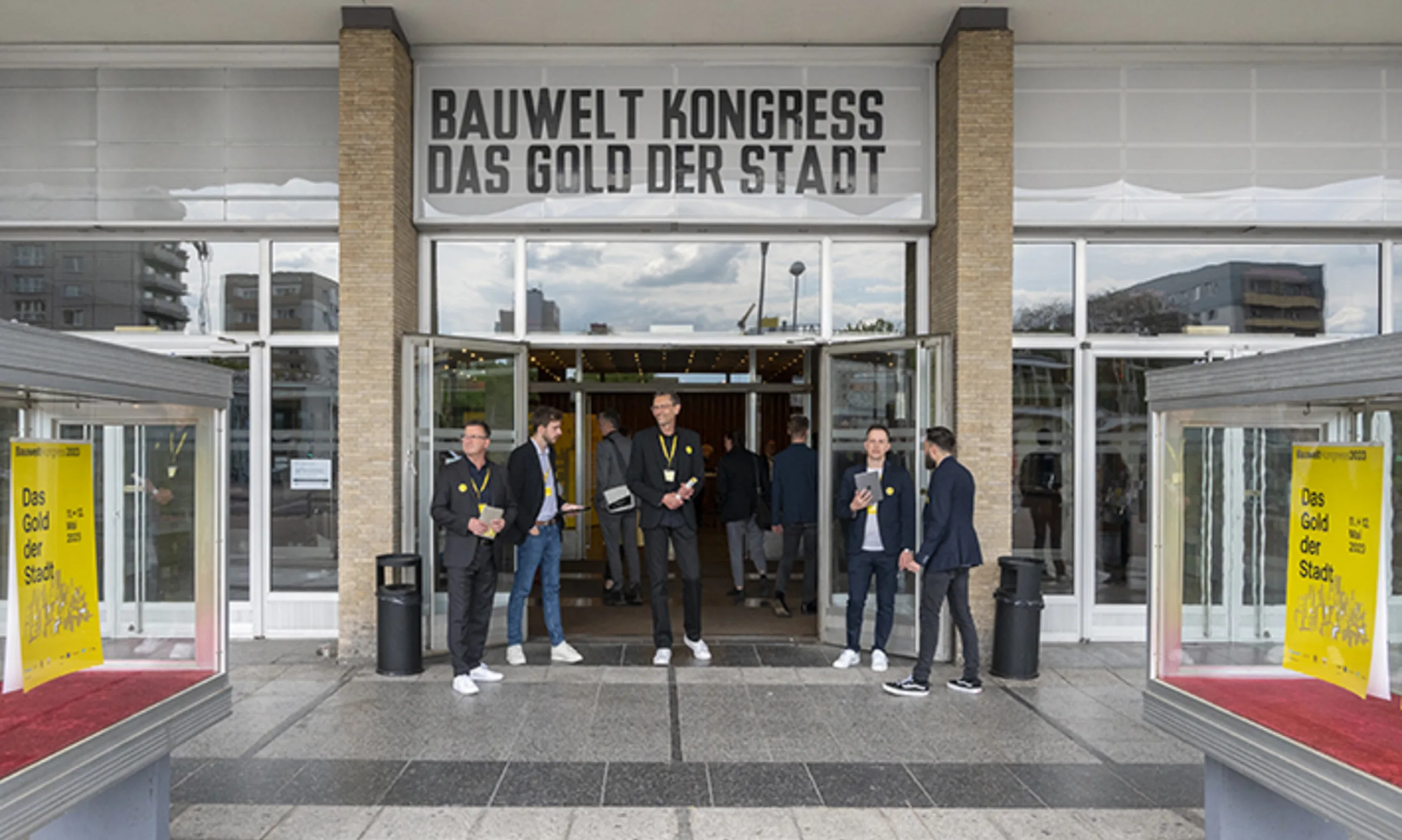 5 Personen vor Gebäudeeingang