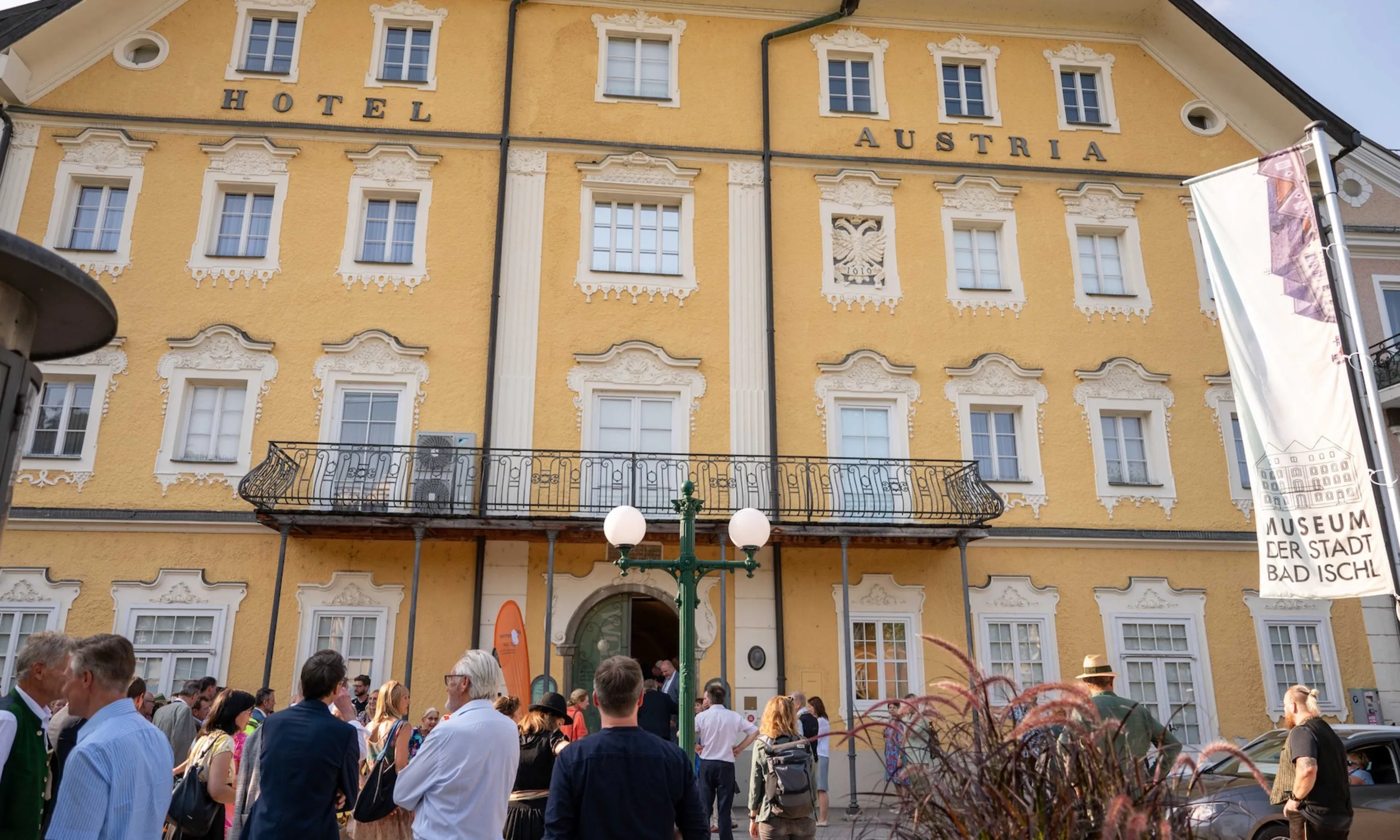 Gelbes Haus mit Menschenmenge