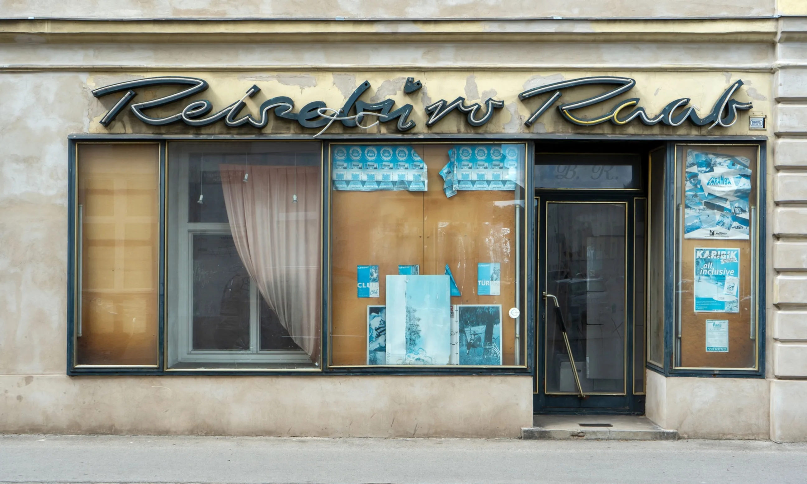 Geschäftsfront "Reisebüro Raab", Fassade und Geschäftsraum in dekadentem Zustand, vermutlich leerstehend