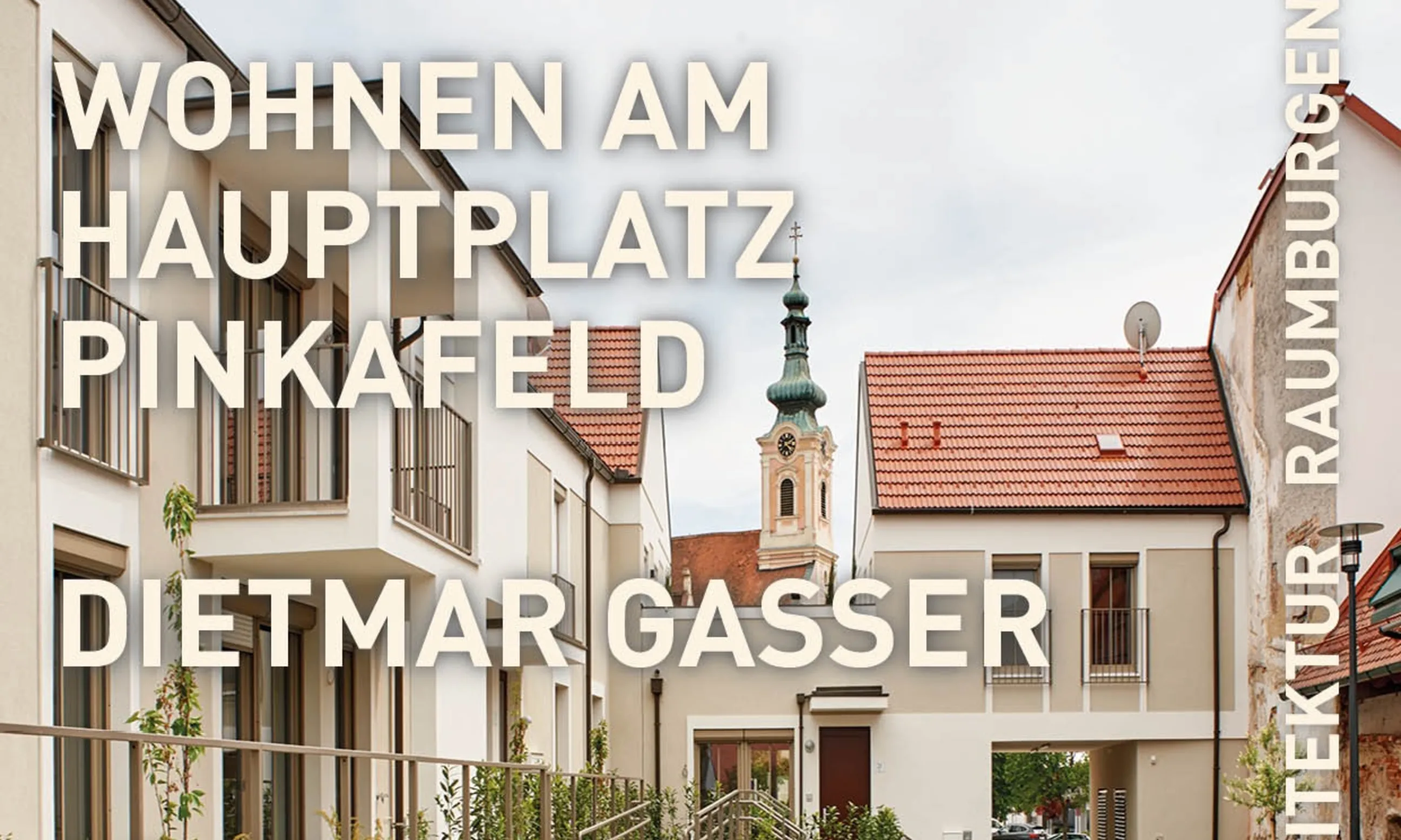 Text mit Einladung zur Veranstaltung, im Hintergrund ein Hof eines Gebäudes und ein Kirchenturm