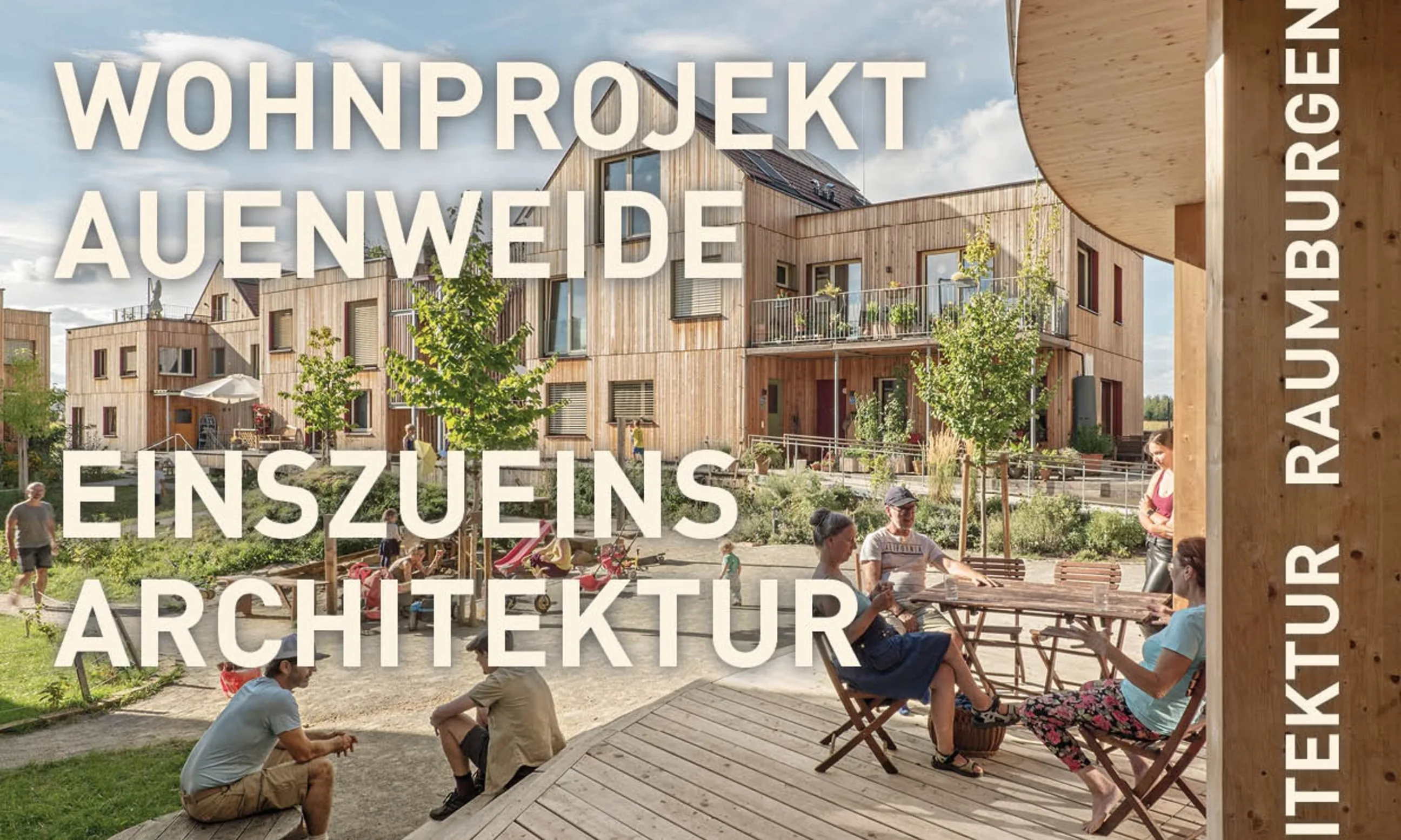 Text mit Einladung zur Veranstaltung, im Hintergrund ein Hof eines Gebäudes mit Menschen