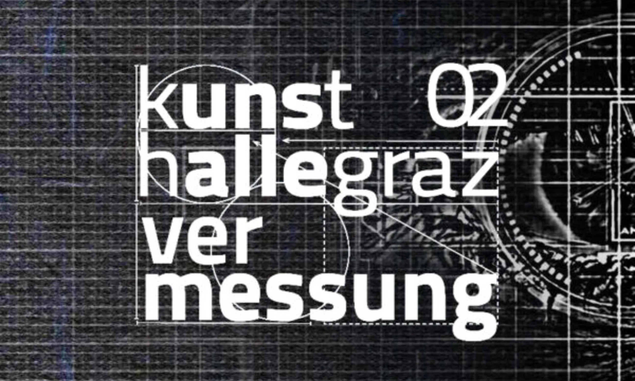 Einladung zur Ausstellung - weißer Text auf schwarz-weiß kariertem Hintergrund