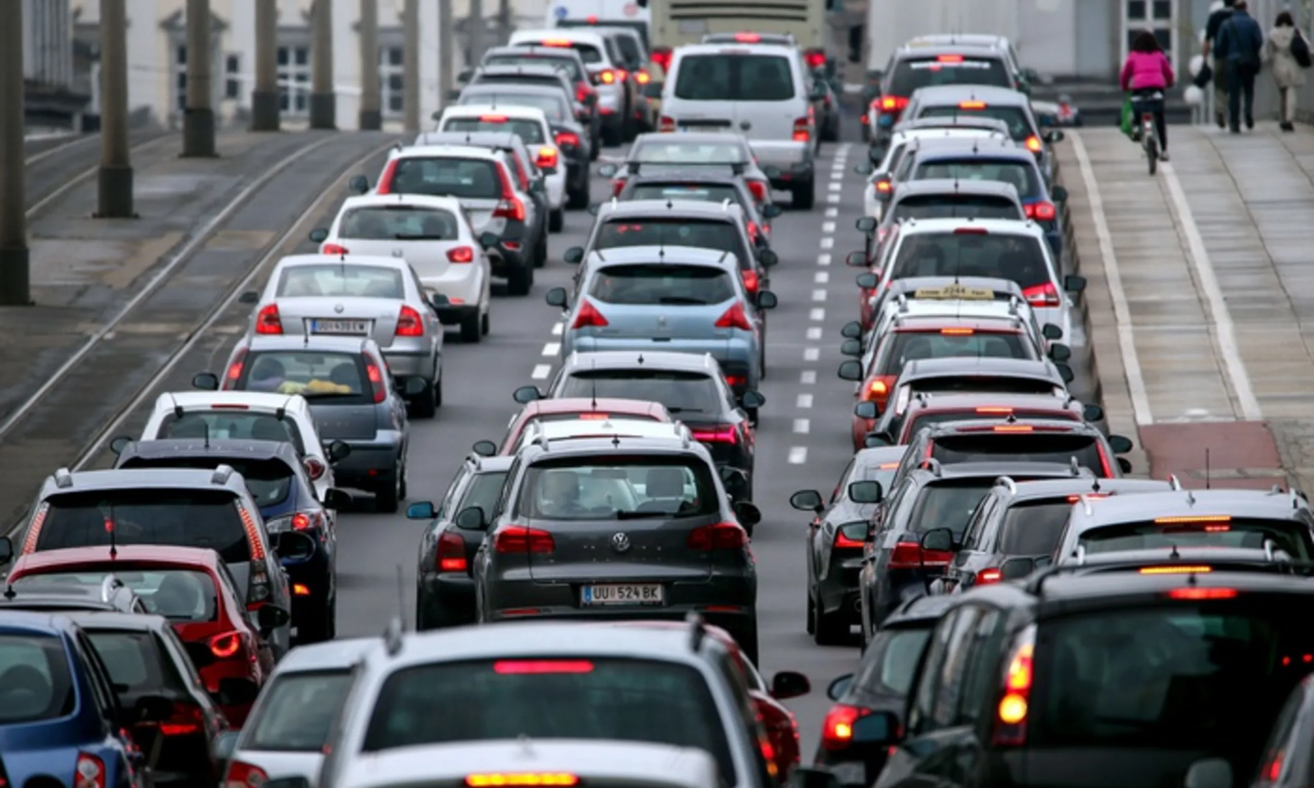 Fahrzeuge im Stau auf einer Brücke
