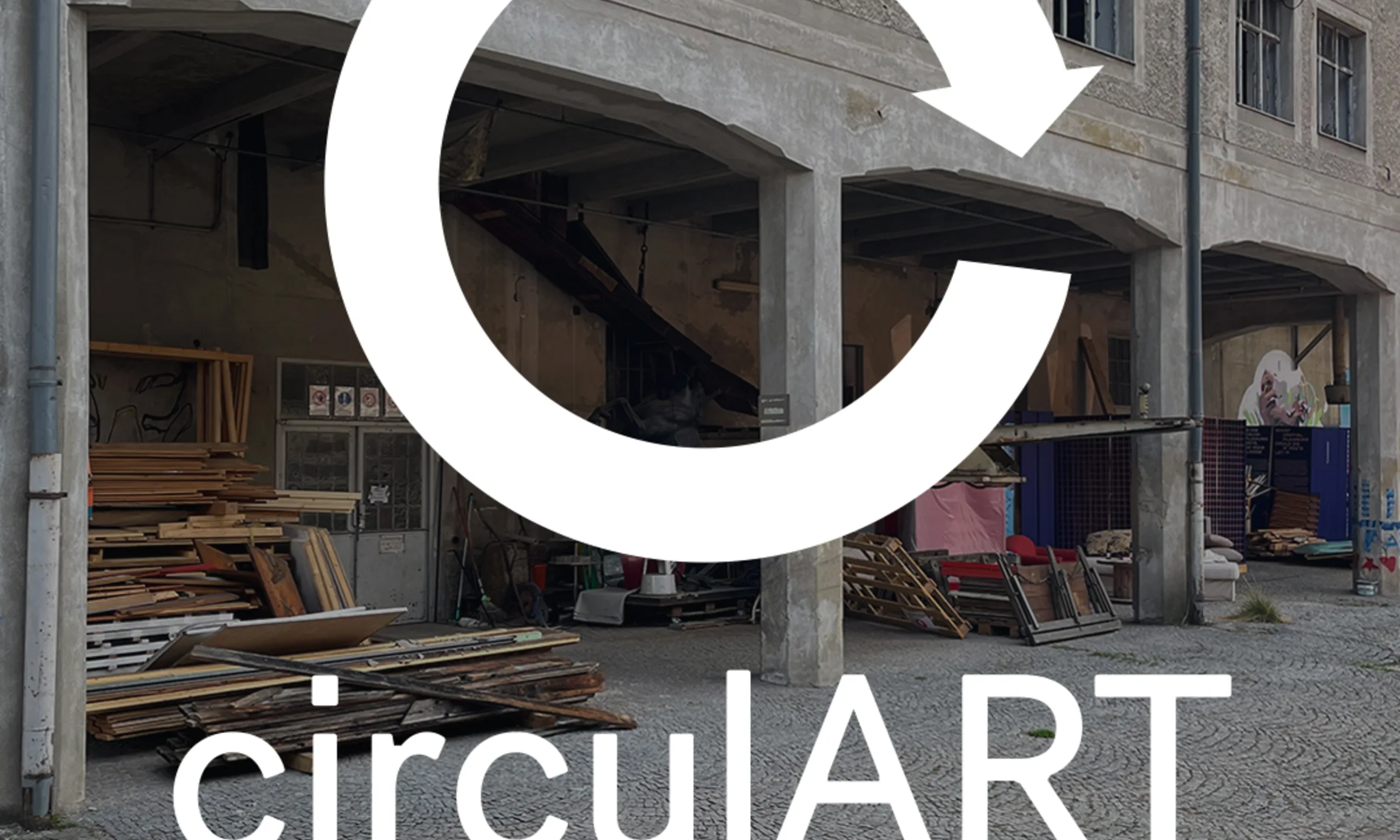 Logo von circulART, im Hintergrund ein bild eines Industriegebäudes mit lose herumliegenden Baumaterialien
