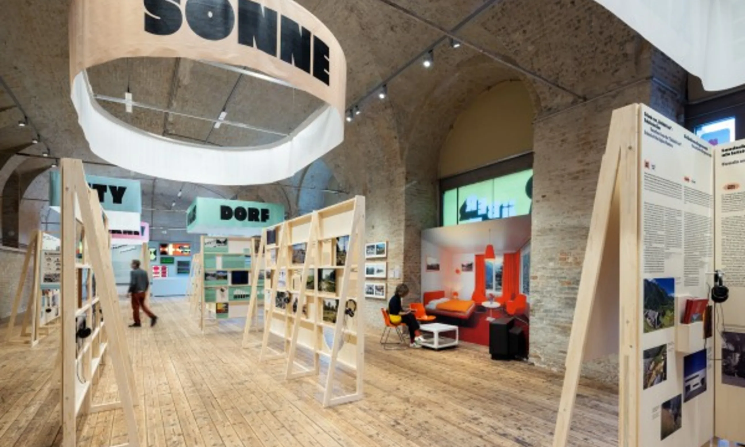 Ausstellungshalle mit Ausstellungspanelen aus Holz, ein Banner mit der Aufschrift Sonne
