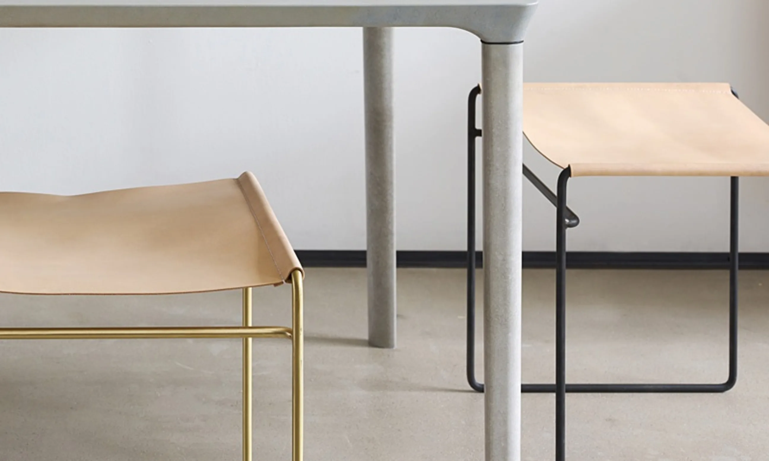 Ein Tisch und zwei Hocker