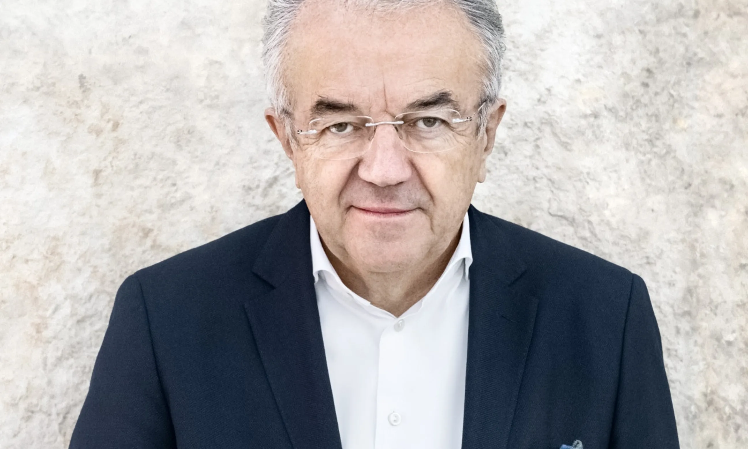 Portrait eines Mannes im weißen Hemd und schwarzem Sakko
