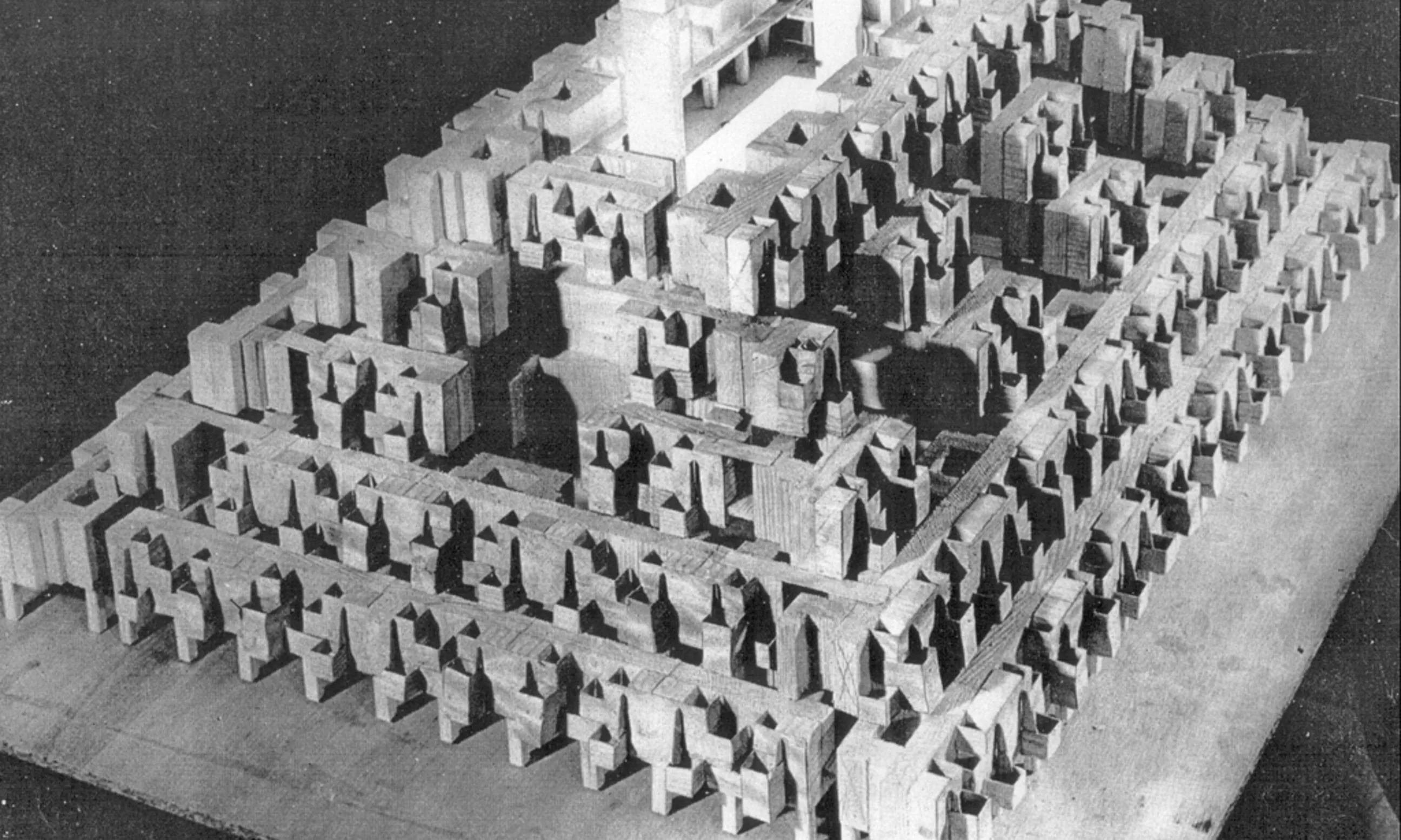 Eine Piramide aus Steinchen, schwarz-weiß fotografiert
