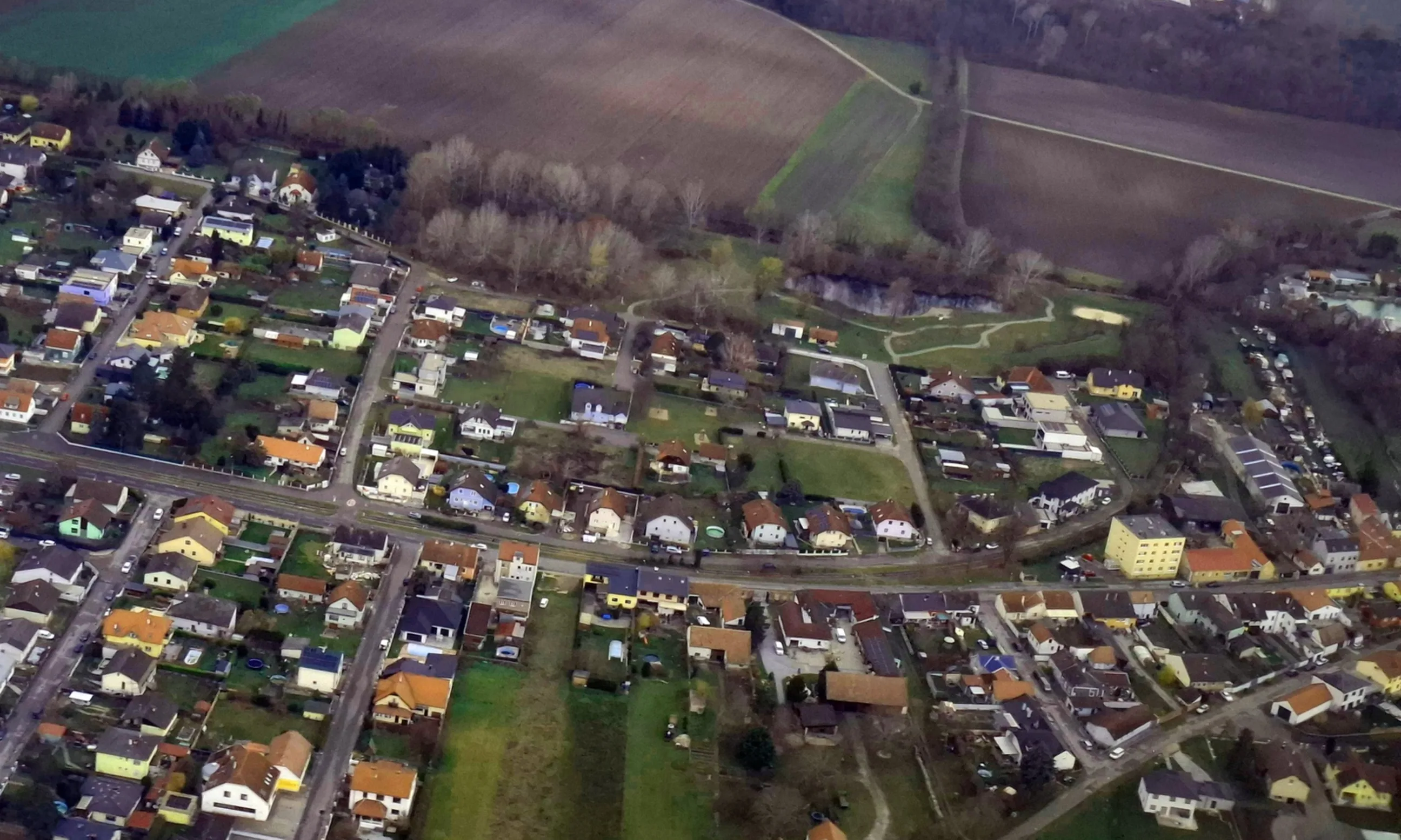 Foto aus Vogelperspektive eines Gebiets mit dichter Bebauung von Einfamilienhäusern