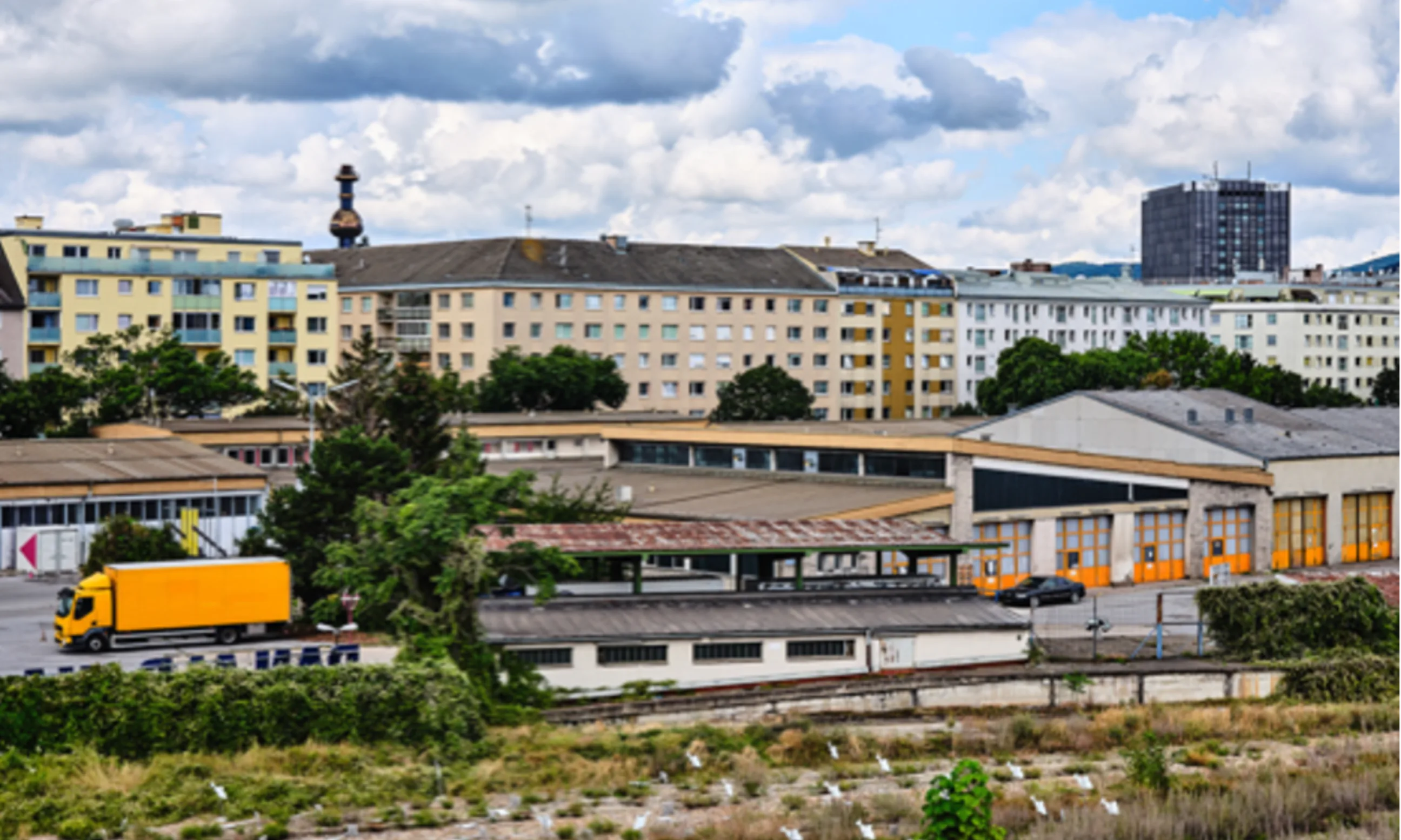 Häuser im Hintergrund, alte Bahnschienen im Vordergrund, Nordwestbahnhof Wien,