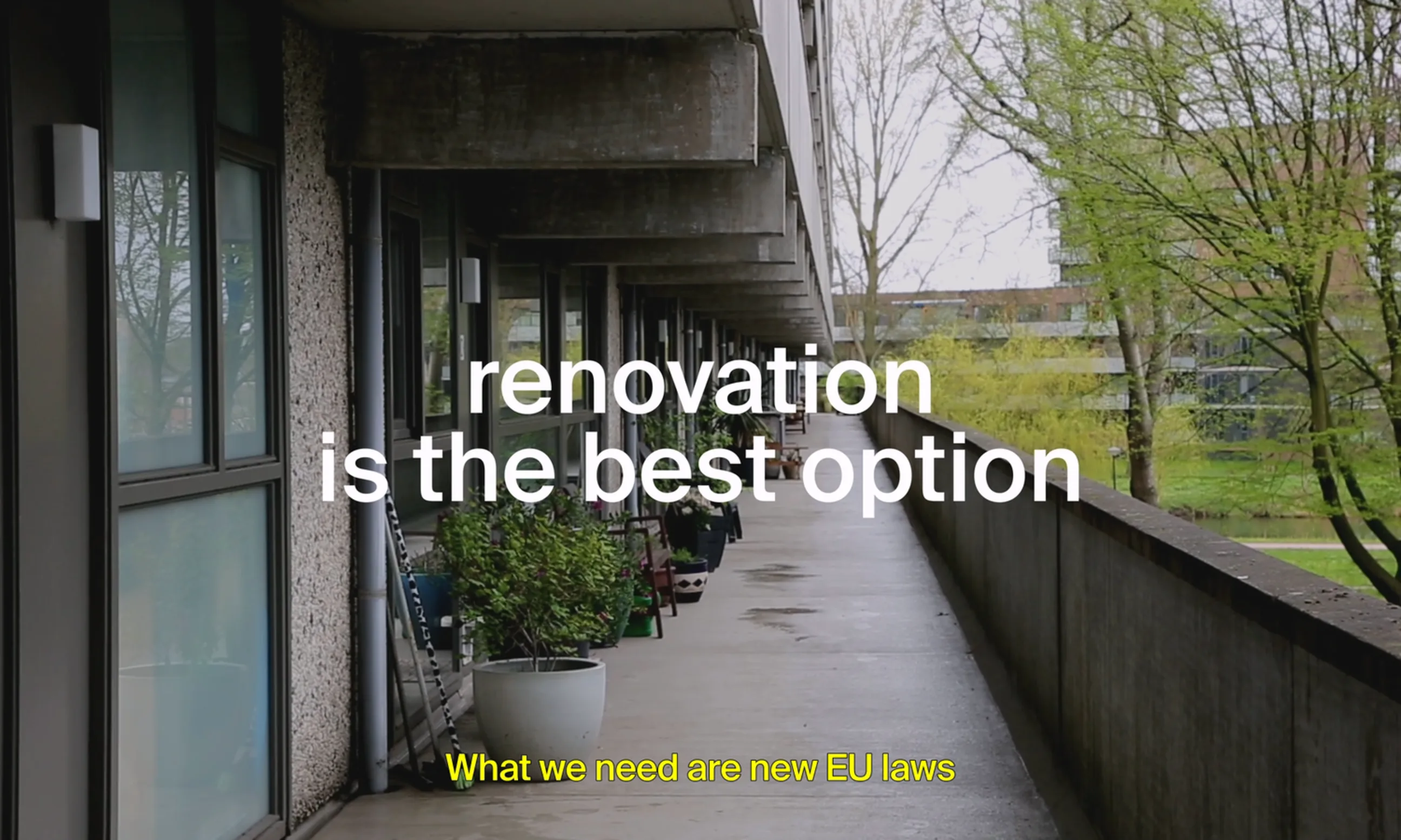 Gang einer Wohnanlage, mittig eingeblendet der Text "renovation is the best option", unten weiters "What we need are new EU laws"