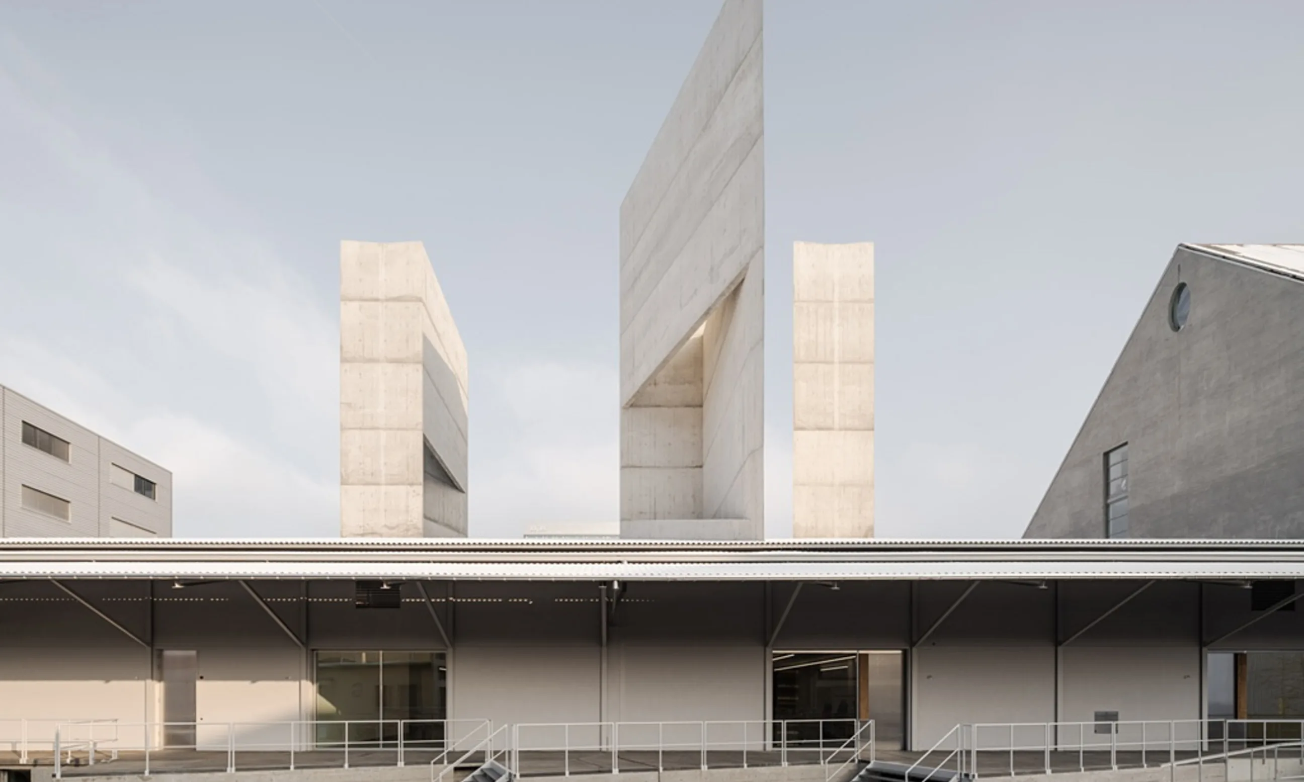 Photographie eines eingeschossigen Gebäudes mit herausragenden Türmen aus Beton
