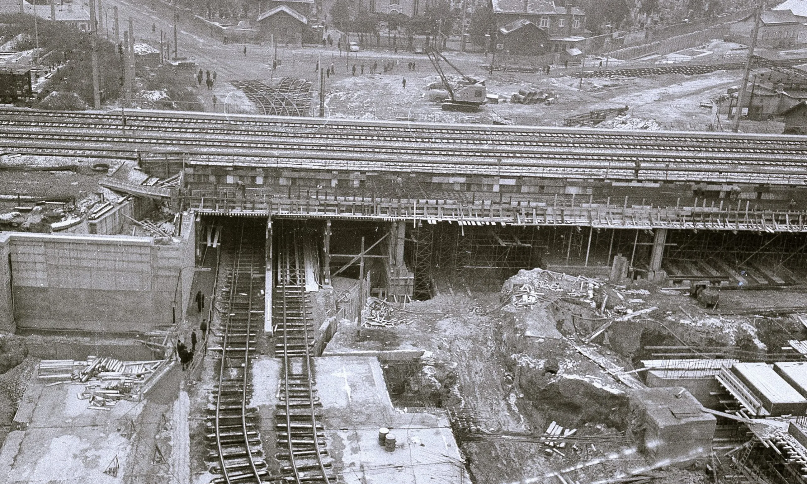 Luftbild eines Verkehrsknotens, in schwarz-weiß