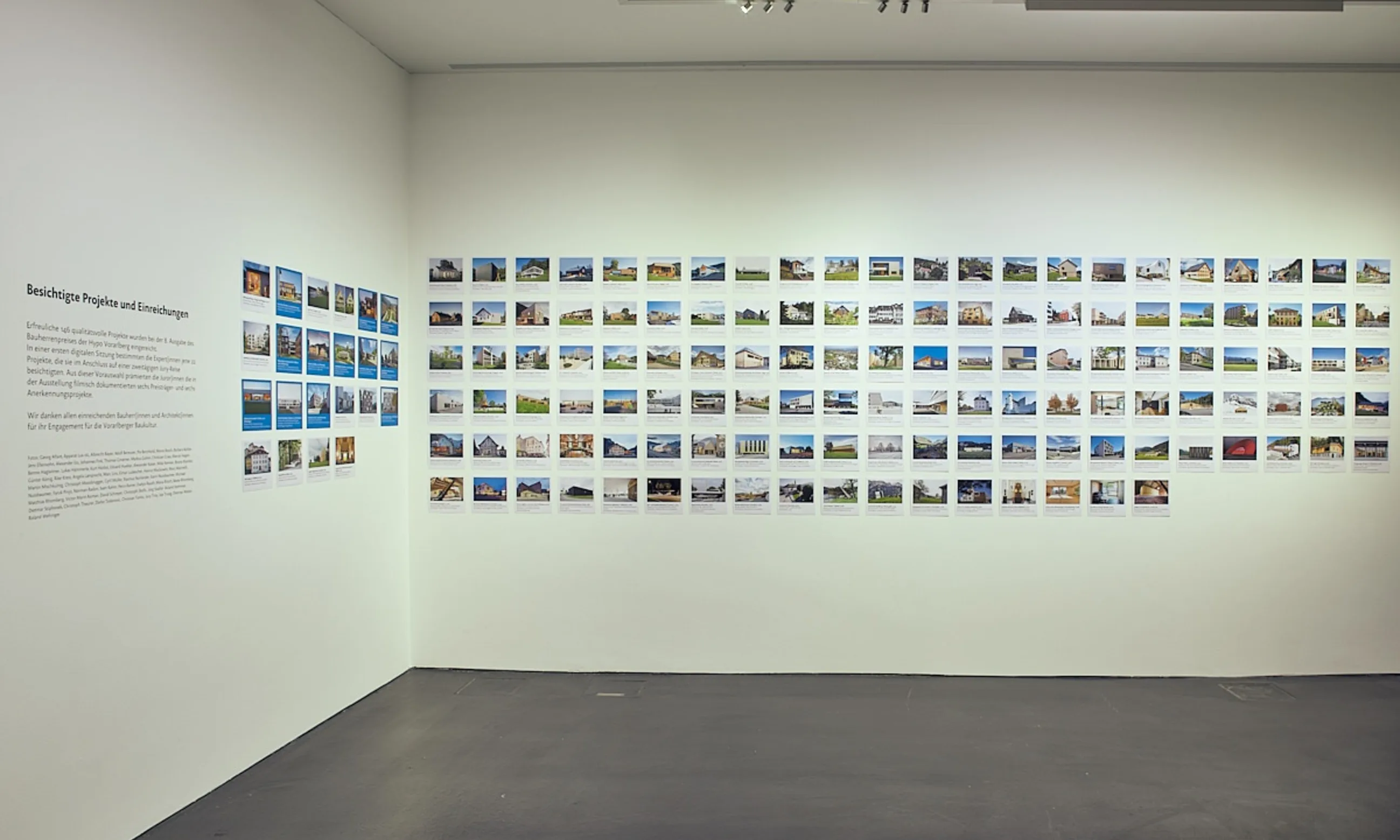 Ausstellungsraum mit mehreren kleinformatigen Photographien an der Wand