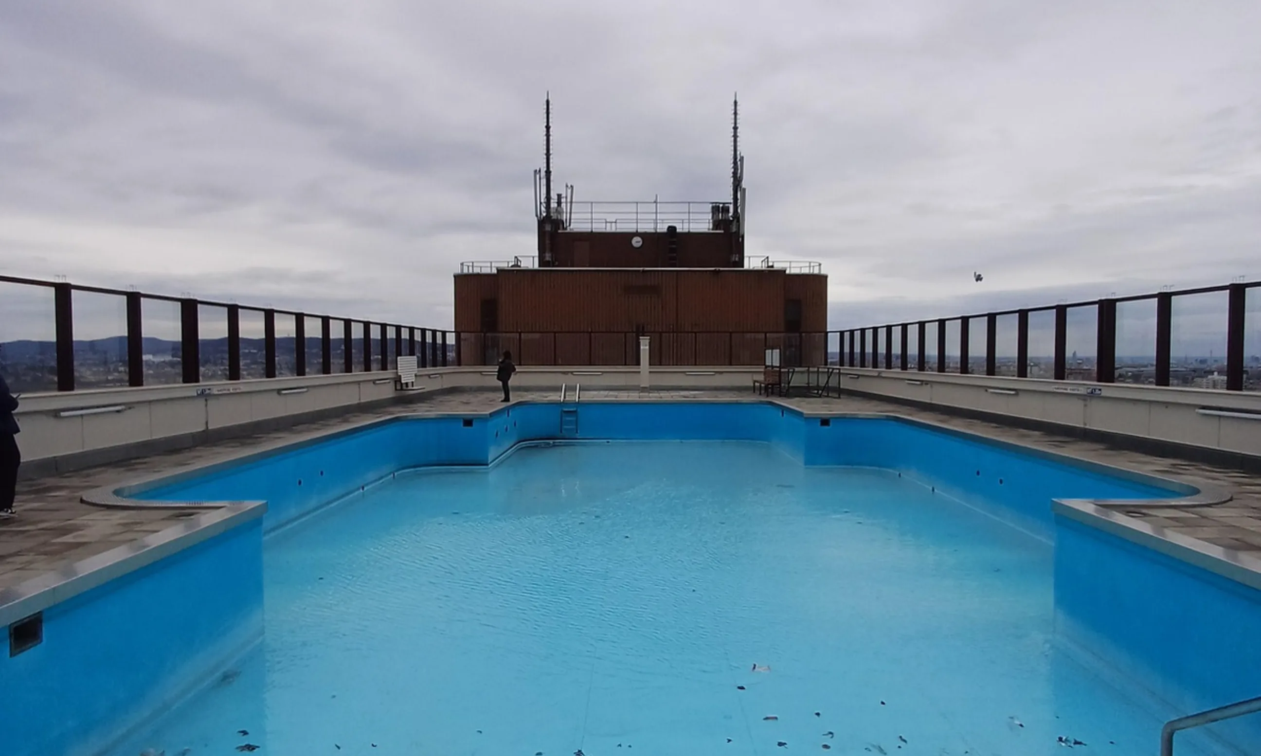 Ein leeres Schwimmbecken an einer Dachterasse