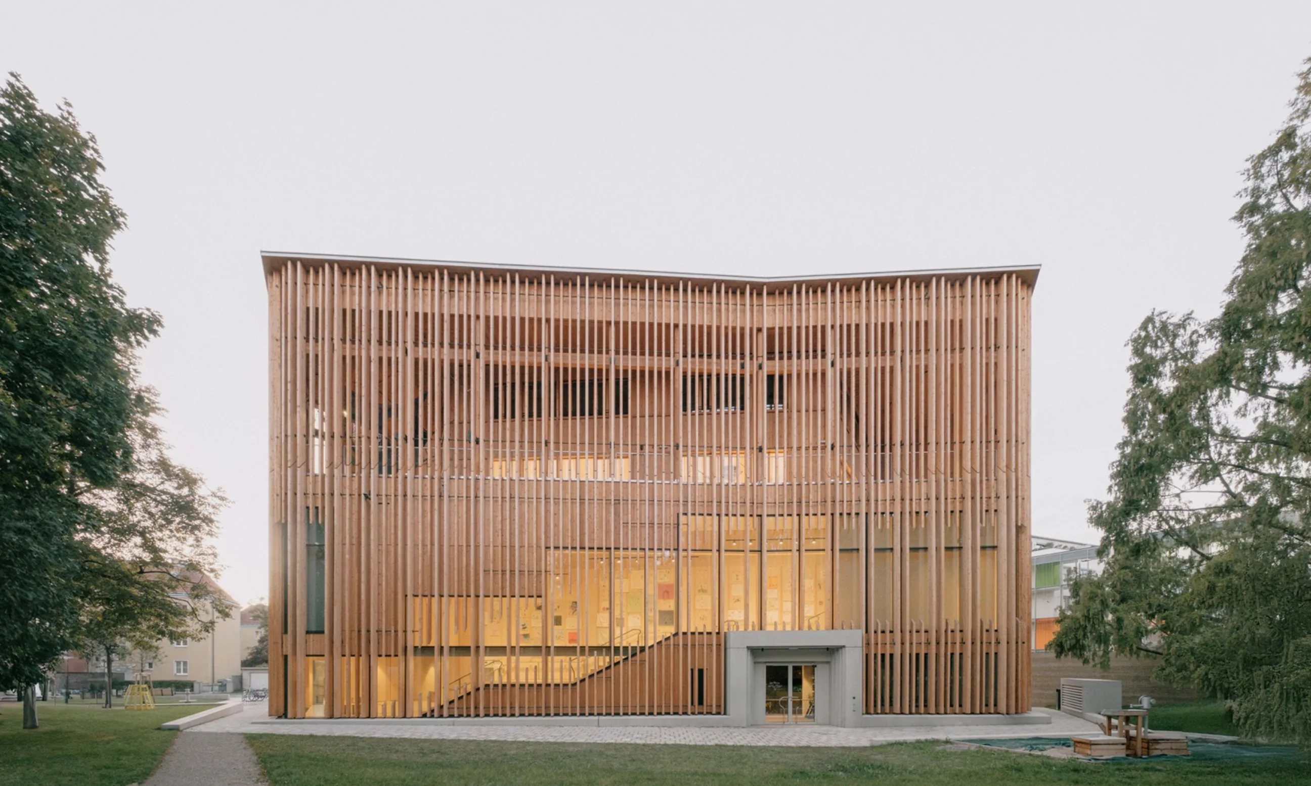 Ein Gebäude aus Holz auf einer Wiese