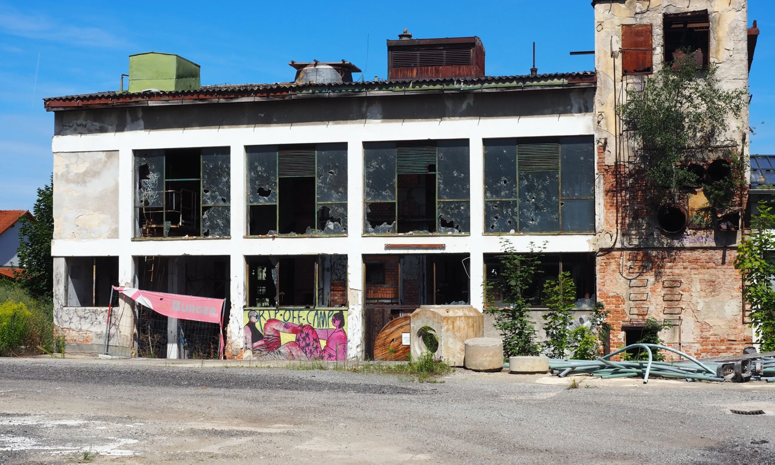 Ein verlassenes Fabriksgebäude