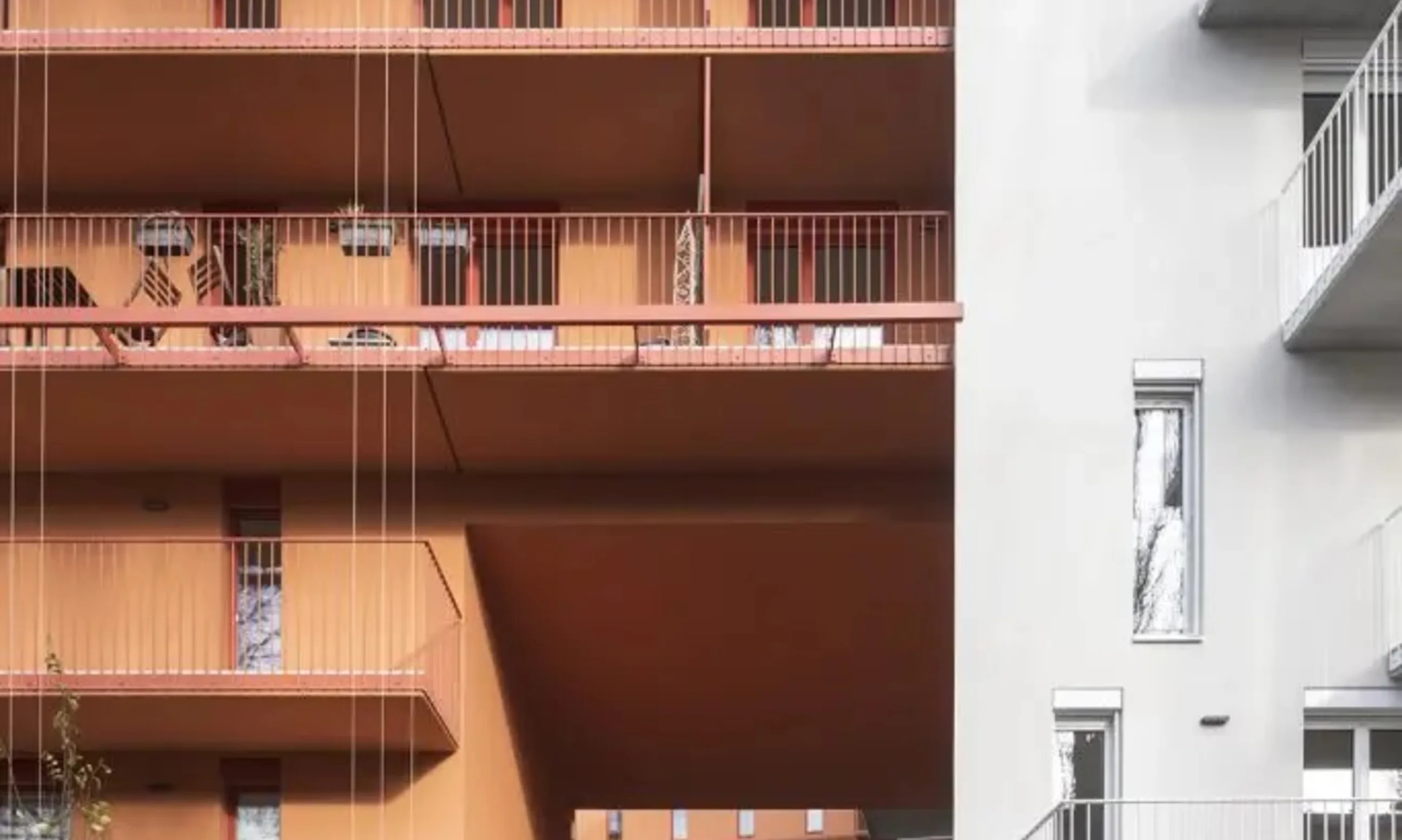 Ein Geschosswohnbau mit weißer und oranger Fassade
