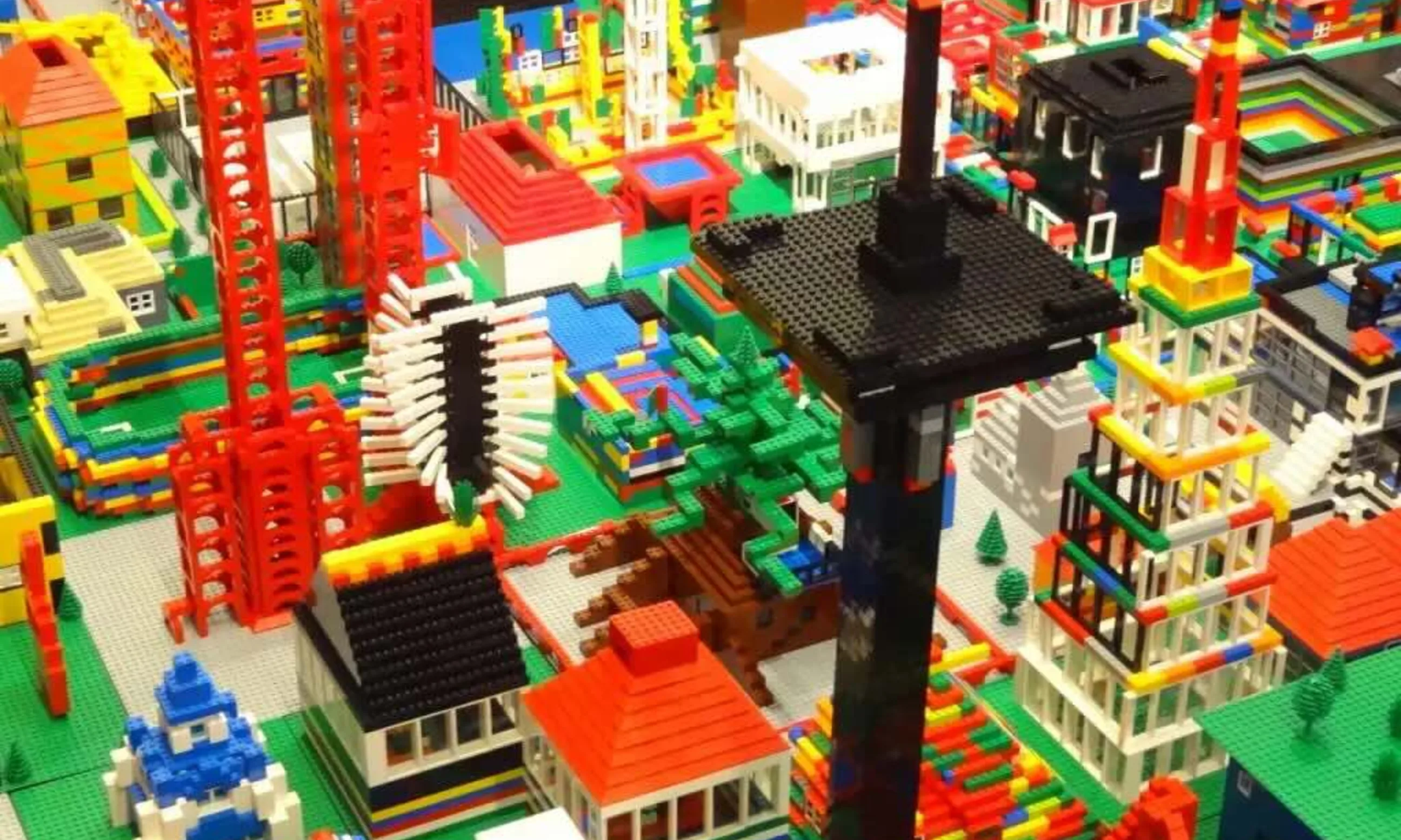 Eine von oben fotografierte Landschafte an Gebäuden aus Lego-Bausteinen