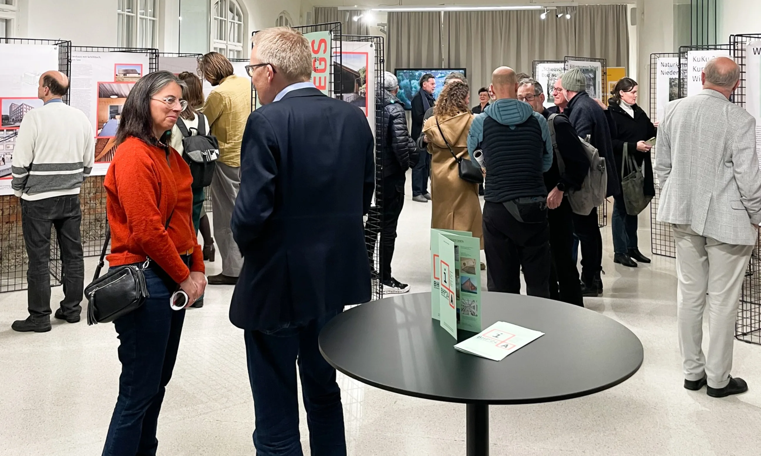 Menschen in einem Ausstellungsraum