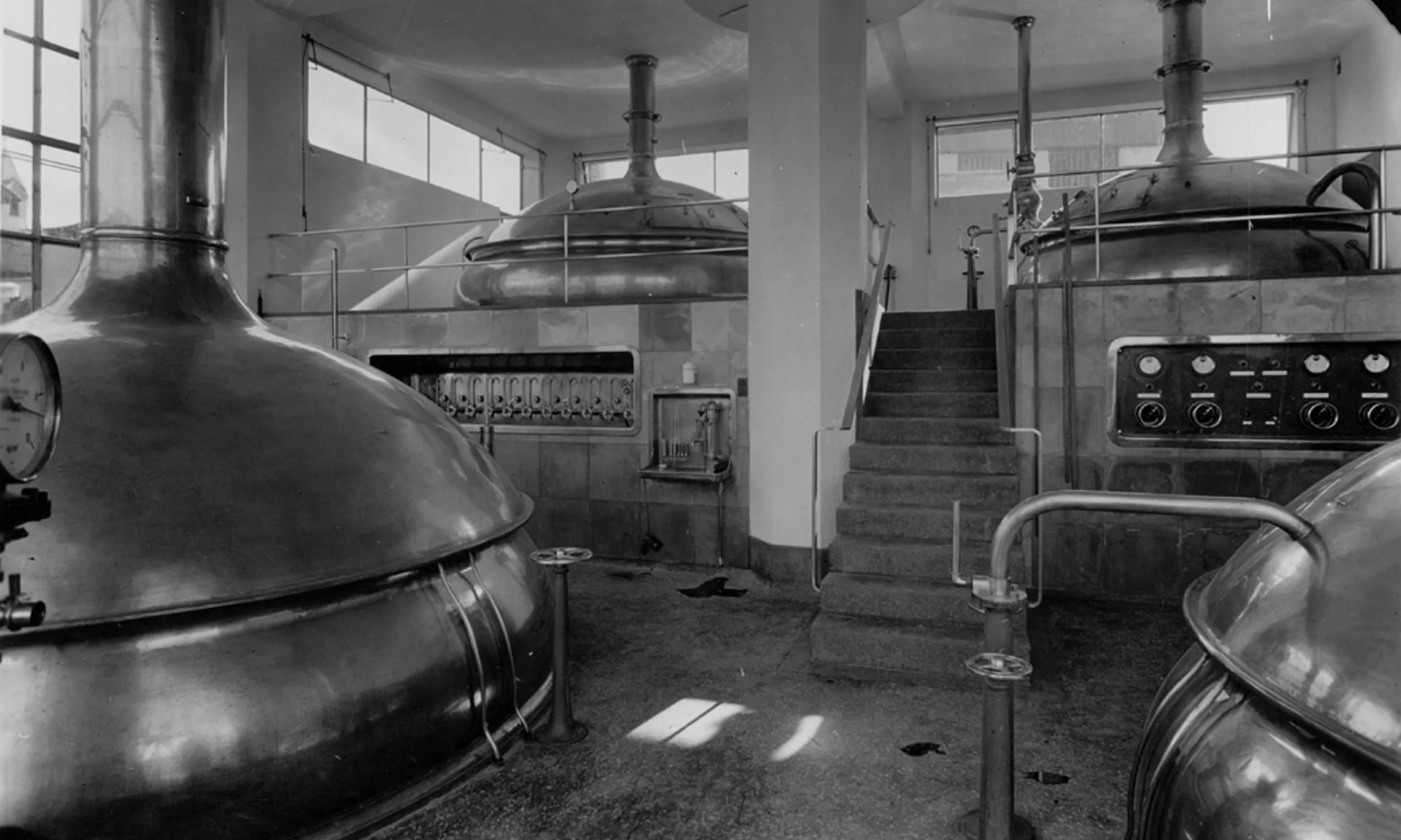 Halle mit vier Brugeräten, Photo in schwarz-weiß