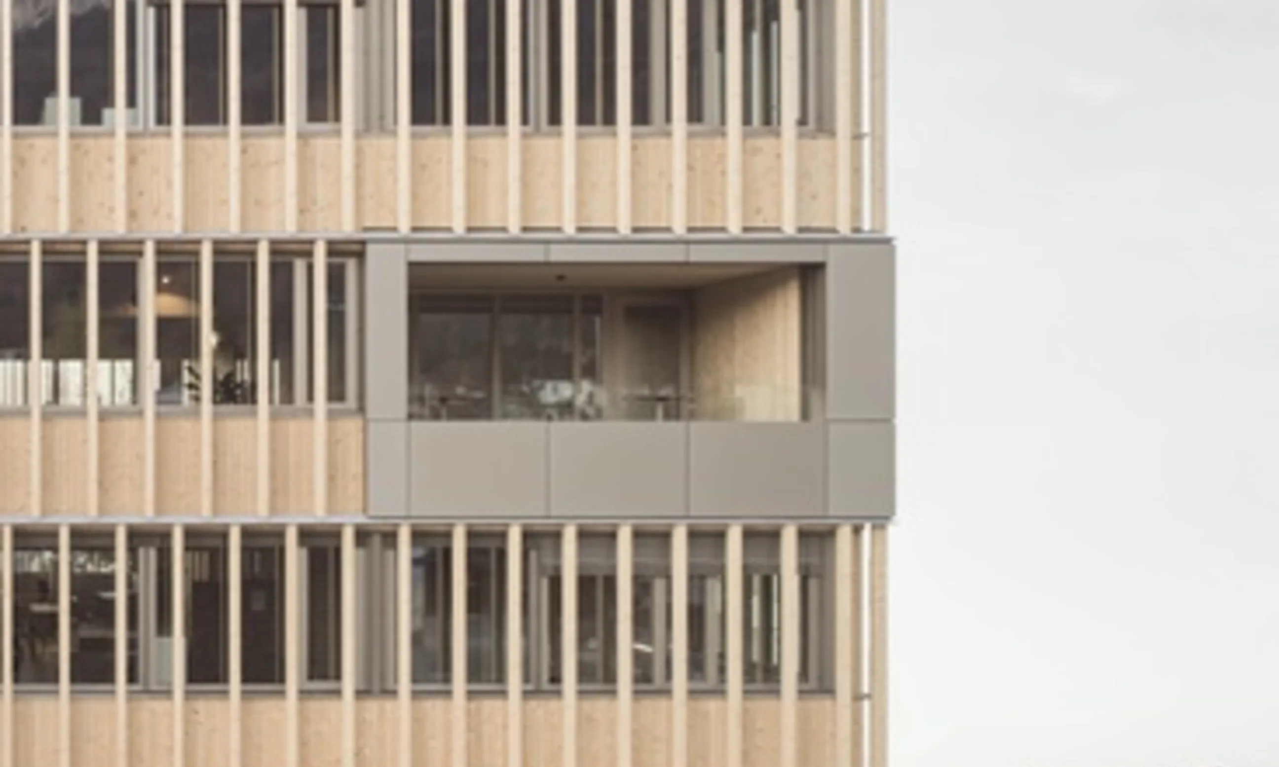 Holzfassade eines mehrgeschossigen Gebäudes