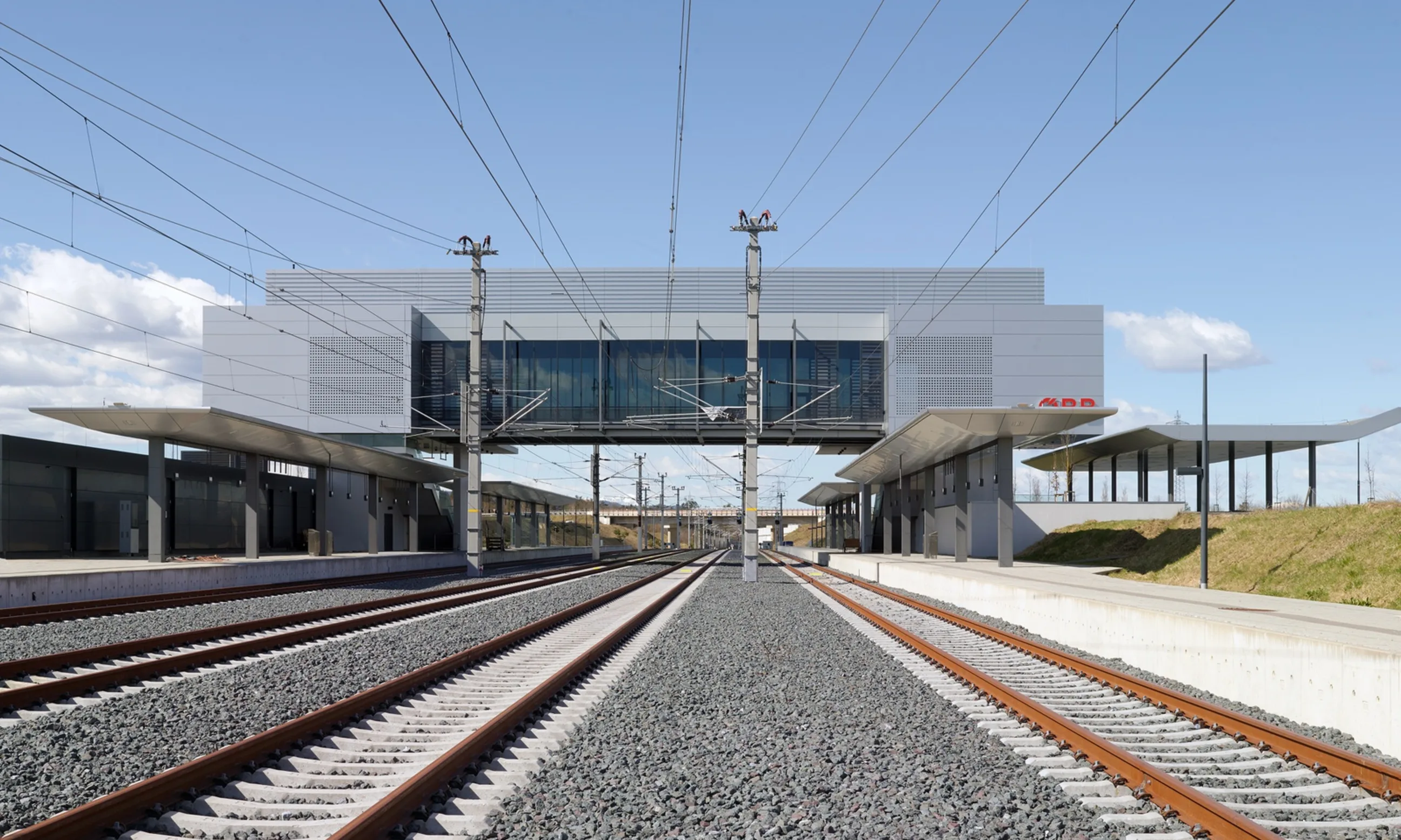 Bild eines Bahnhofes mit vier Gleisen und einer Überbrückung