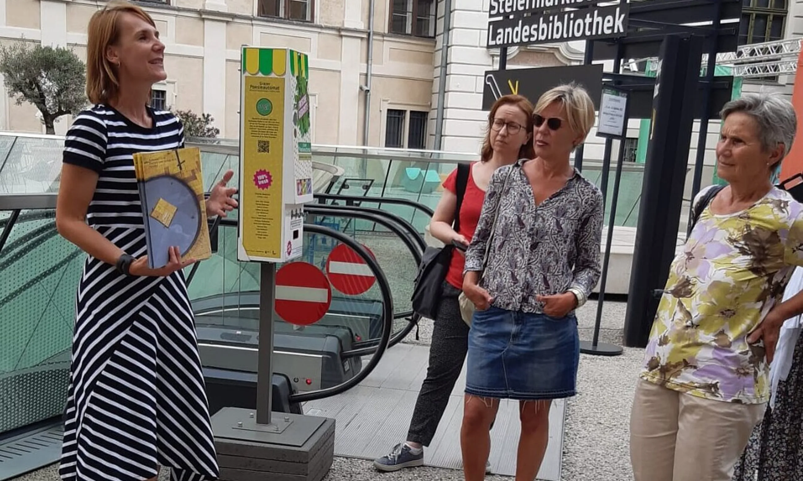Vier Personen im öffentlichen Raum