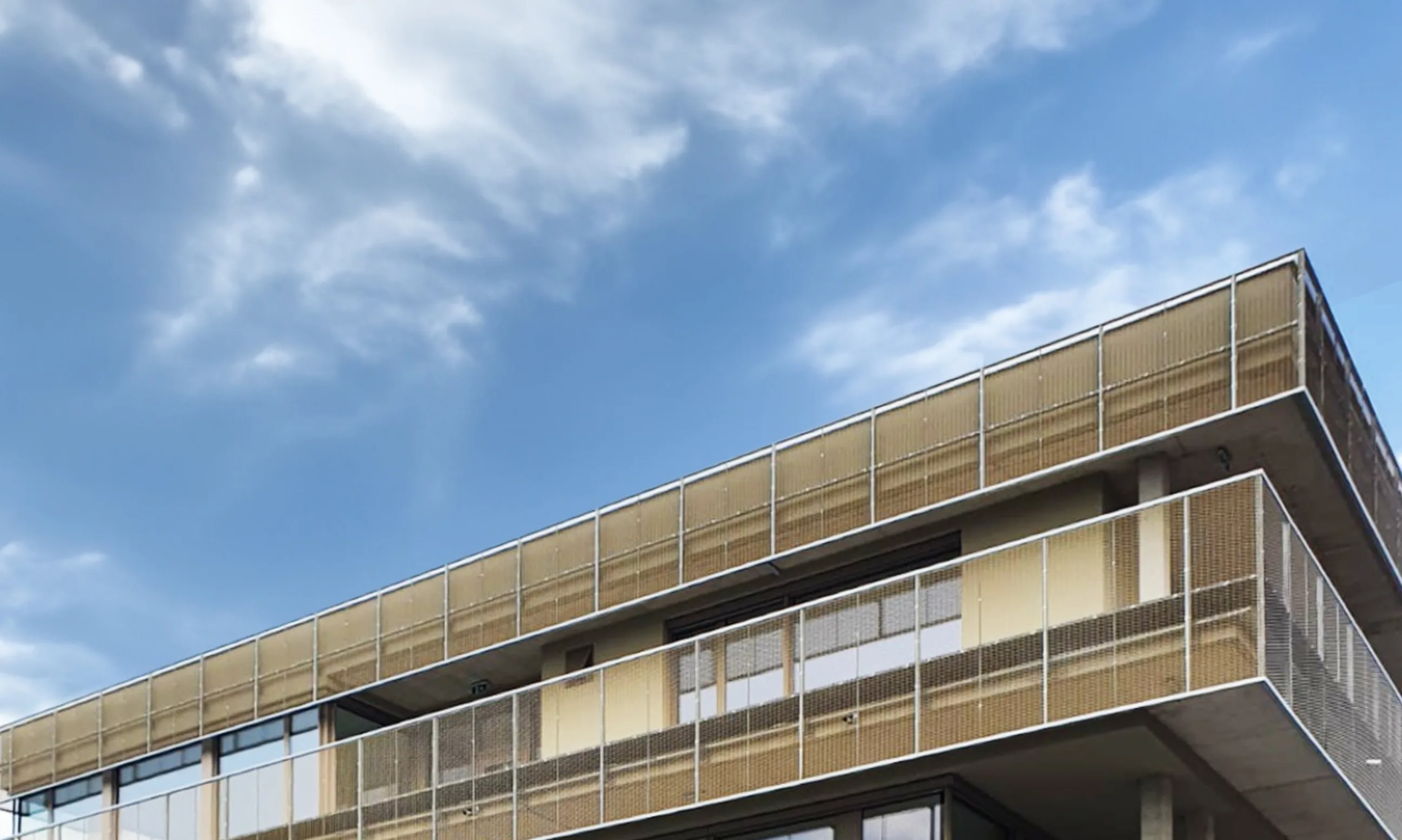 Holzfassade eines mehrgeschossigen Gebäudes