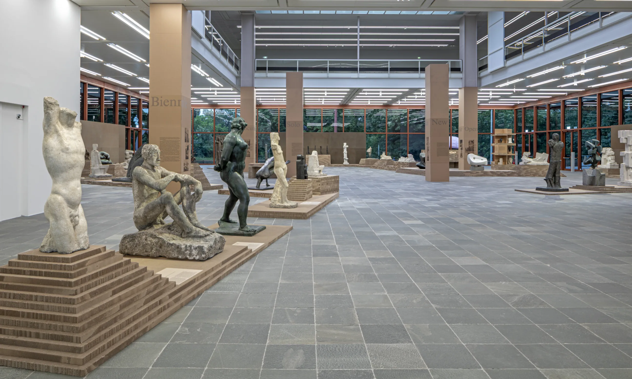 Bild einer Ausstellungshalle mit mehreren Skulpturen links und rechts