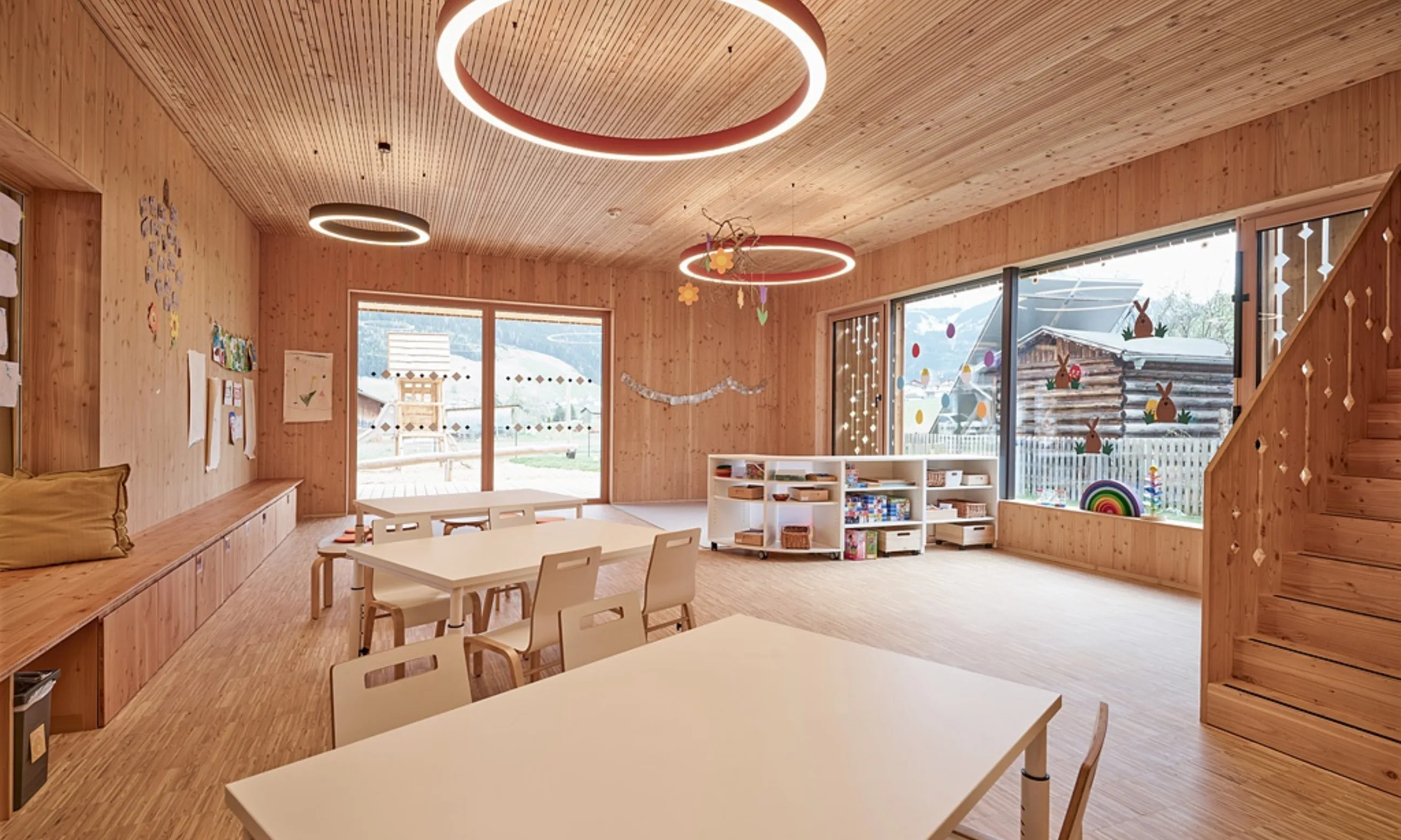 Ein Klassenzimmer mit Holz bekleidet