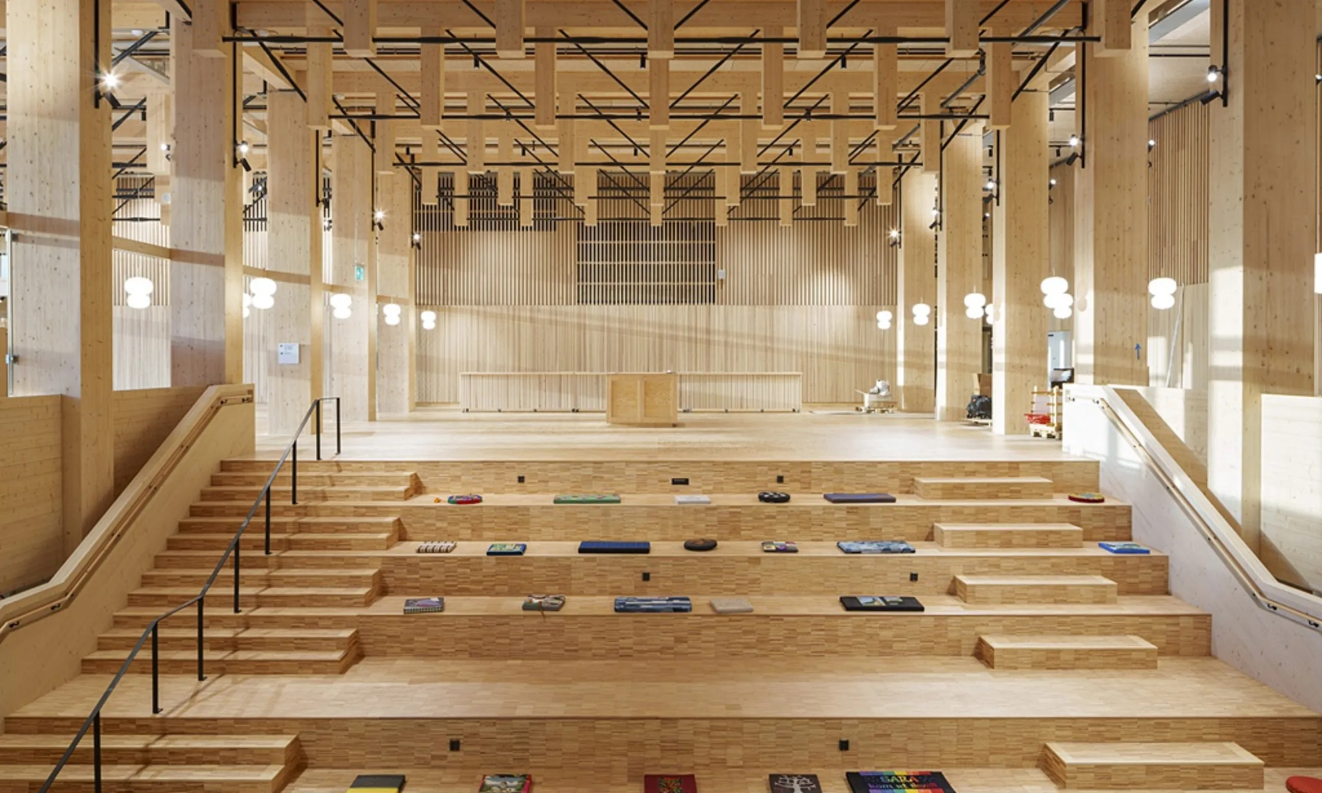 Bild einer Treppenlandschaft aus Holz in einer Halle