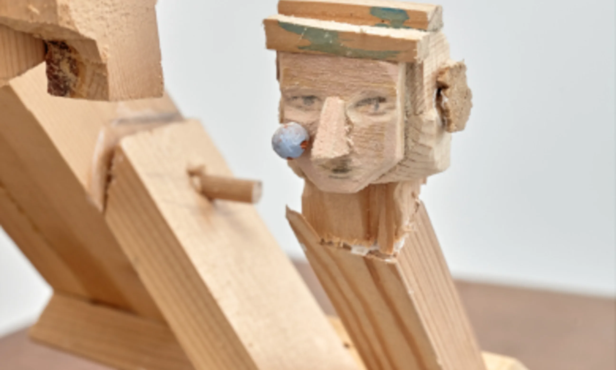 Holzskulptur mit menschlichem Gesicht