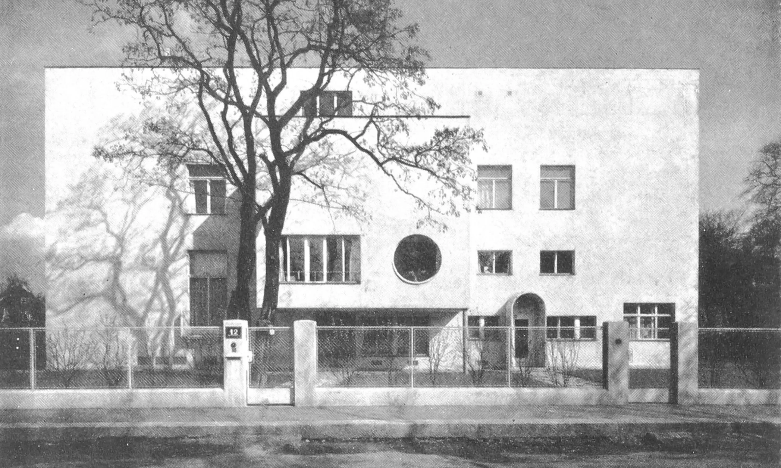 Historische Aufnahme der Fassade einer mehrgeschossigen weißen Villa
